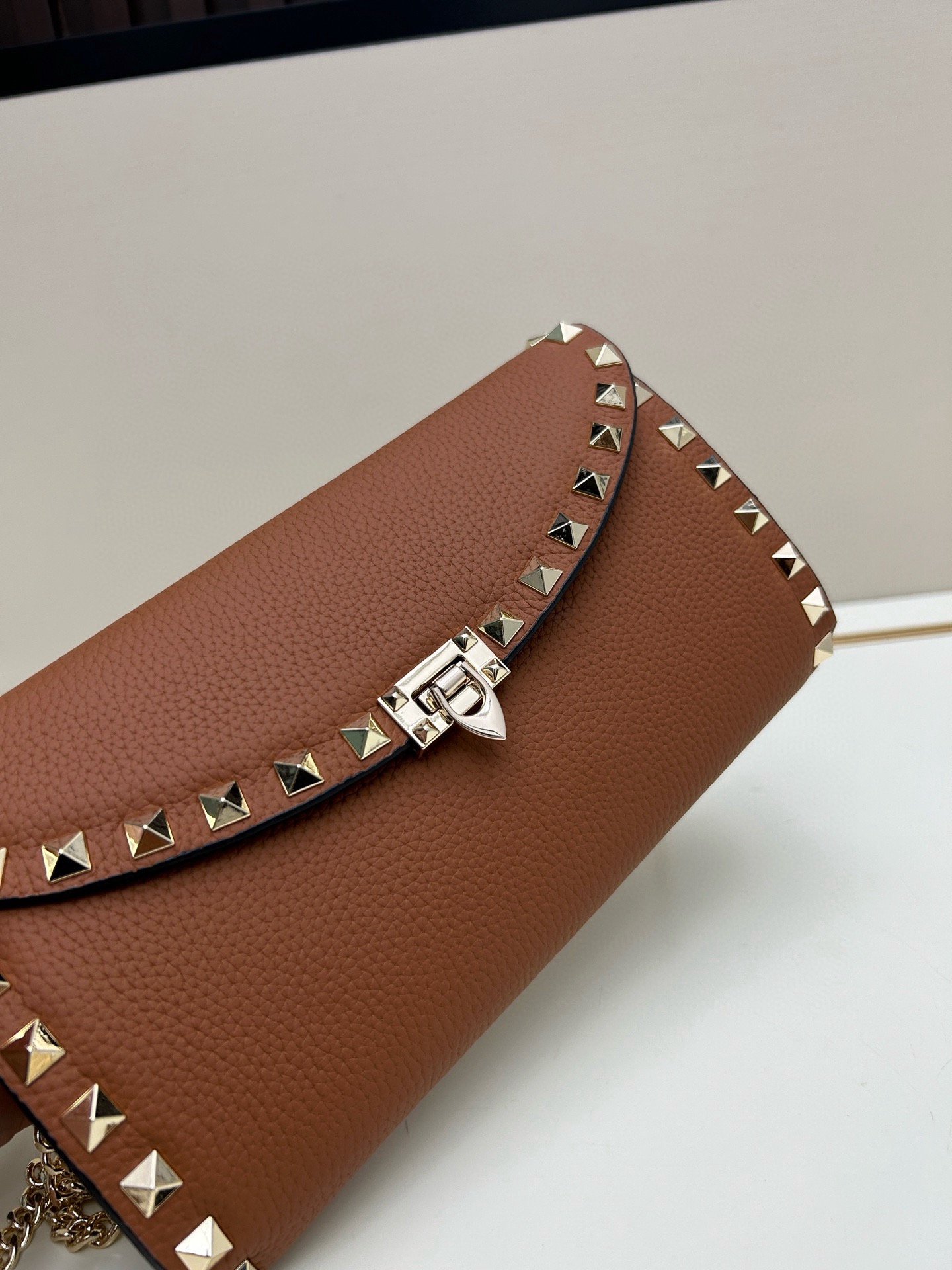 Garavani Rockstud 小号牛皮斜挎包，标志性的钩扣开合设计-金属工艺效果处理铆钉和配件-开