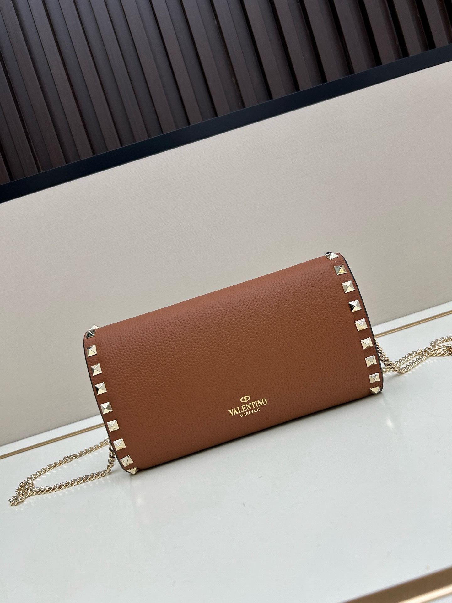 Garavani Rockstud 小号牛皮斜挎包，标志性的钩扣开合设计-金属工艺效果处理铆钉和配件-开