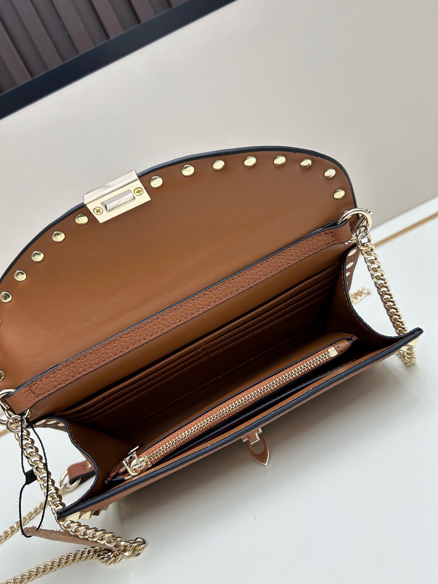 Garavani Rockstud 小号牛皮斜挎包，标志性的钩扣开合设计-金属工艺效果处理铆钉和配件-开