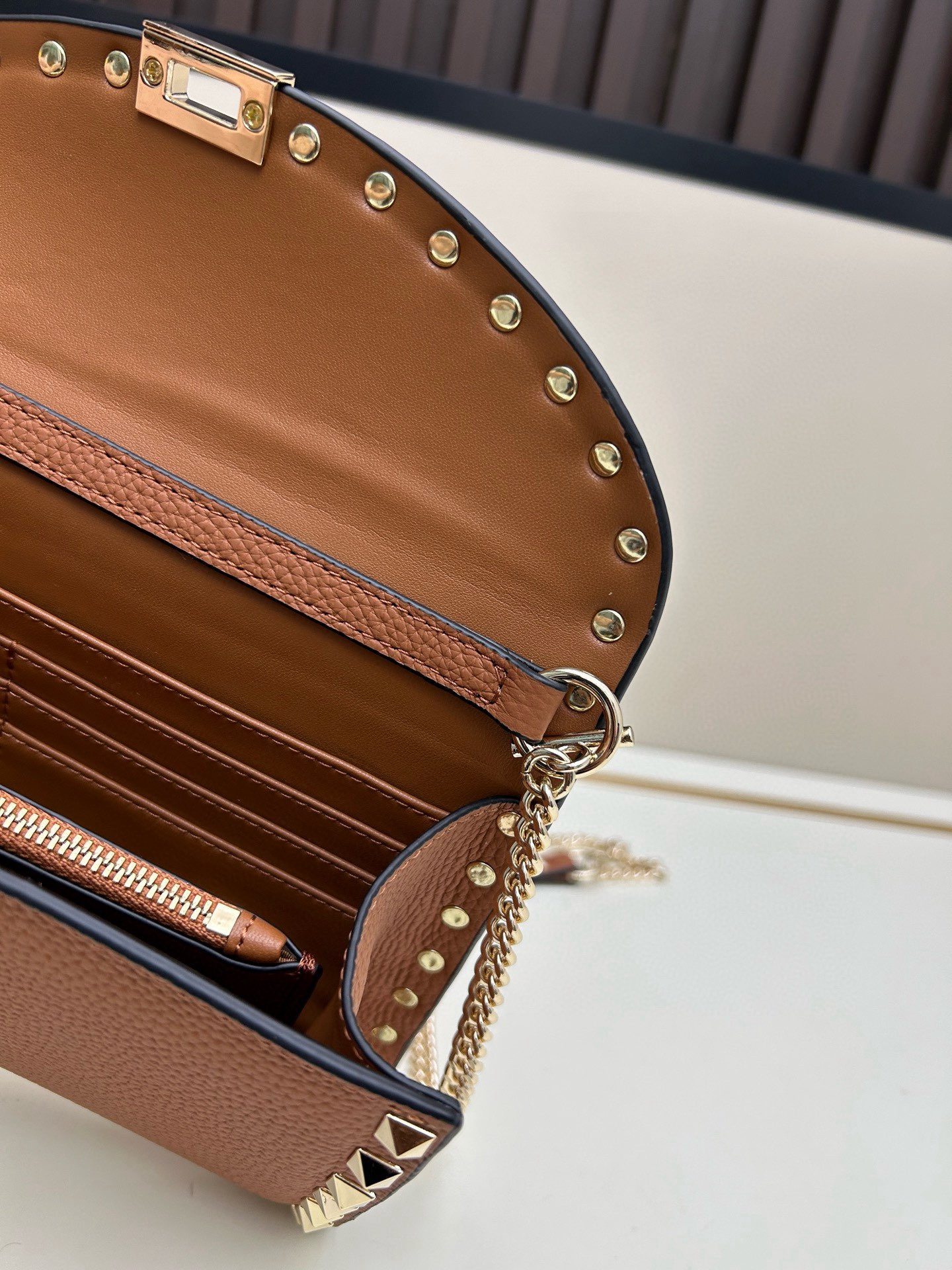 Garavani Rockstud 小号牛皮斜挎包，标志性的钩扣开合设计-金属工艺效果处理铆钉和配件-开