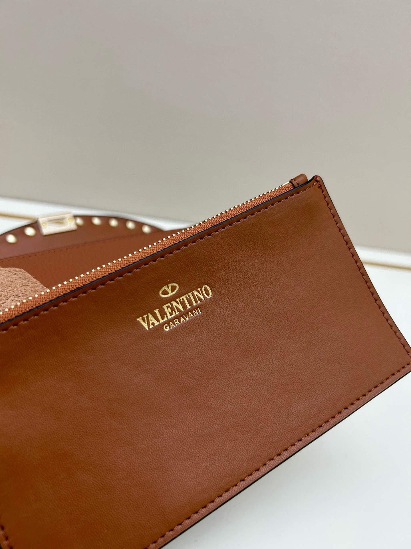 Garavani Rockstud 小号牛皮斜挎包，标志性的钩扣开合设计-金属工艺效果处理铆钉和配件-开