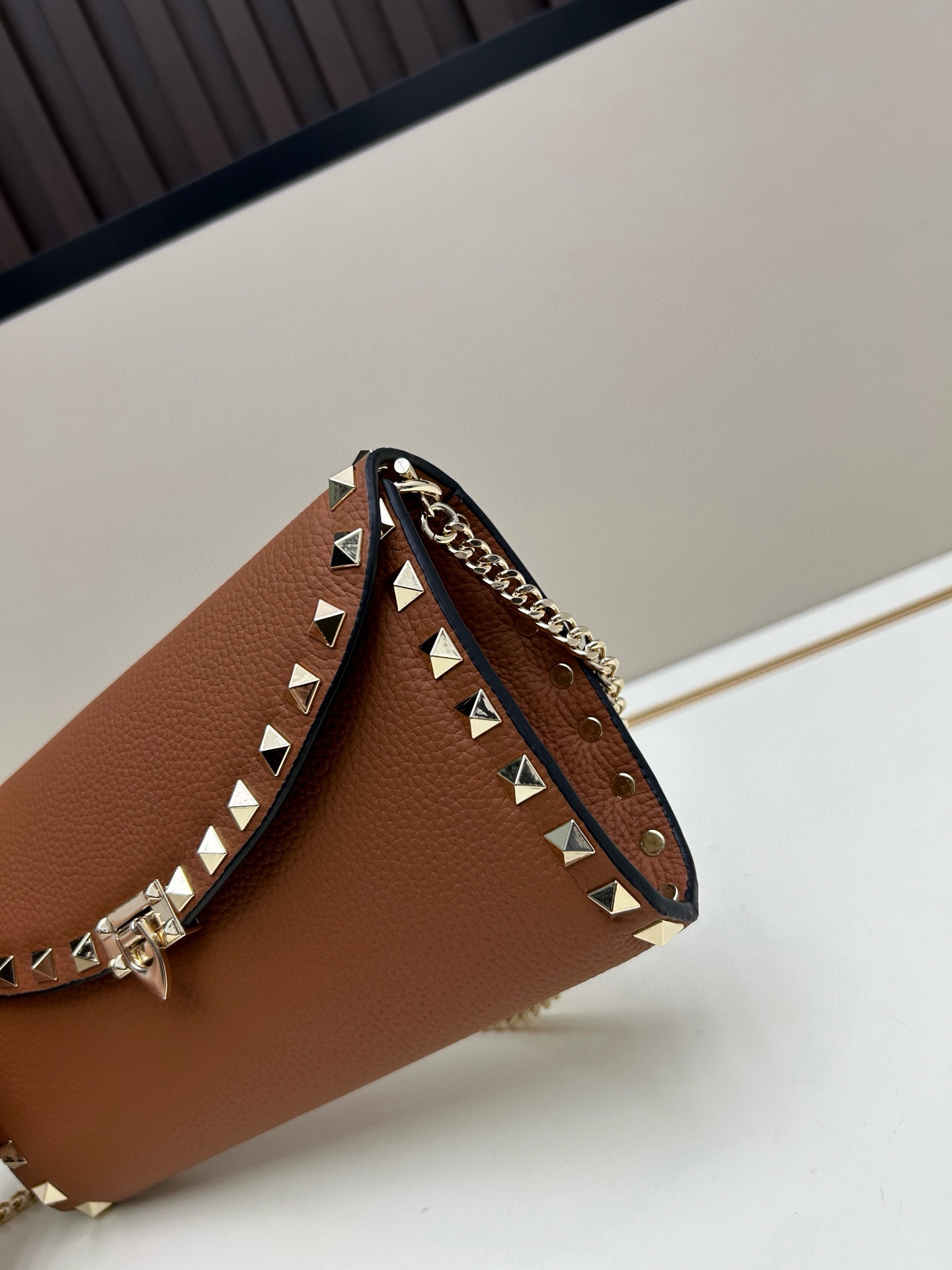 Garavani Rockstud 小号牛皮斜挎包，标志性的钩扣开合设计-金属工艺效果处理铆钉和配件-开