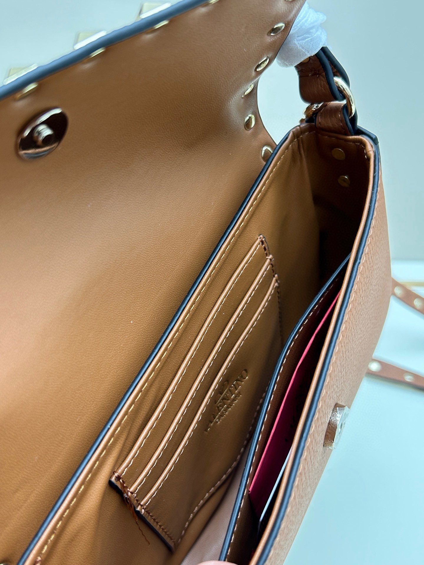 •可拆卸肩带•单条顶部提手•正面翻盖𥔵扣开合•周身铆钉细节•19×13.5×3厘米•型号：0139#