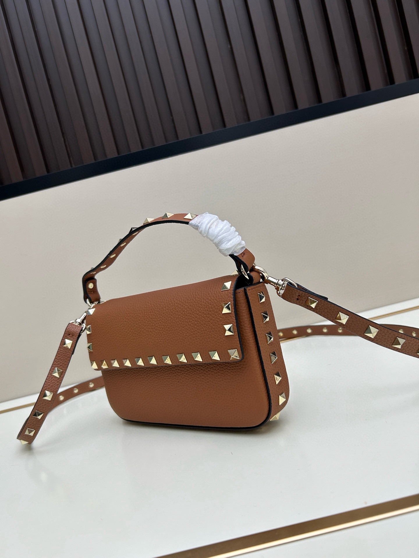 •可拆卸肩带•单条顶部提手•正面翻盖𥔵扣开合•周身铆钉细节•19×13.5×3厘米•型号：0139#