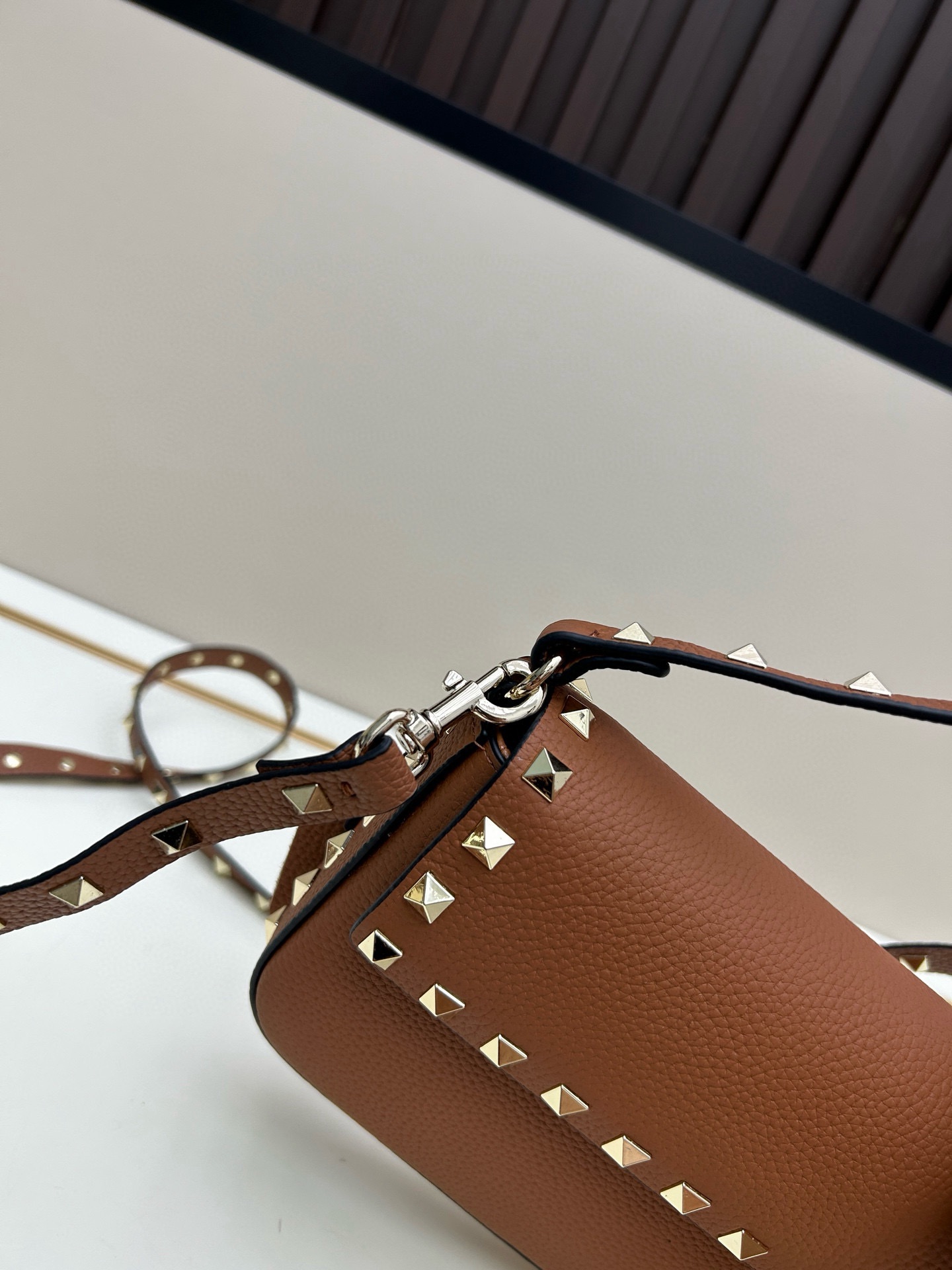 •可拆卸肩带•单条顶部提手•正面翻盖𥔵扣开合•周身铆钉细节•19×13.5×3厘米•型号：0139#