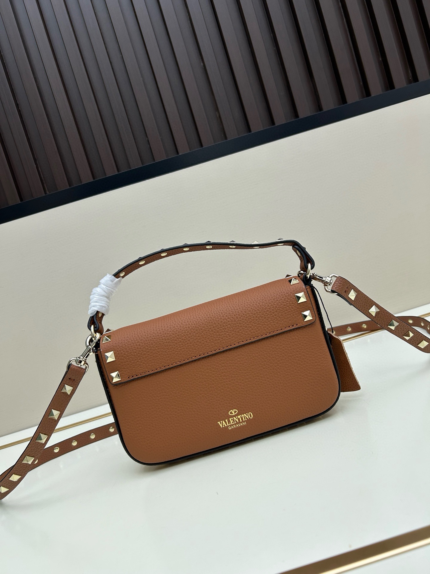 •可拆卸肩带•单条顶部提手•正面翻盖𥔵扣开合•周身铆钉细节•19×13.5×3厘米•型号：0139#