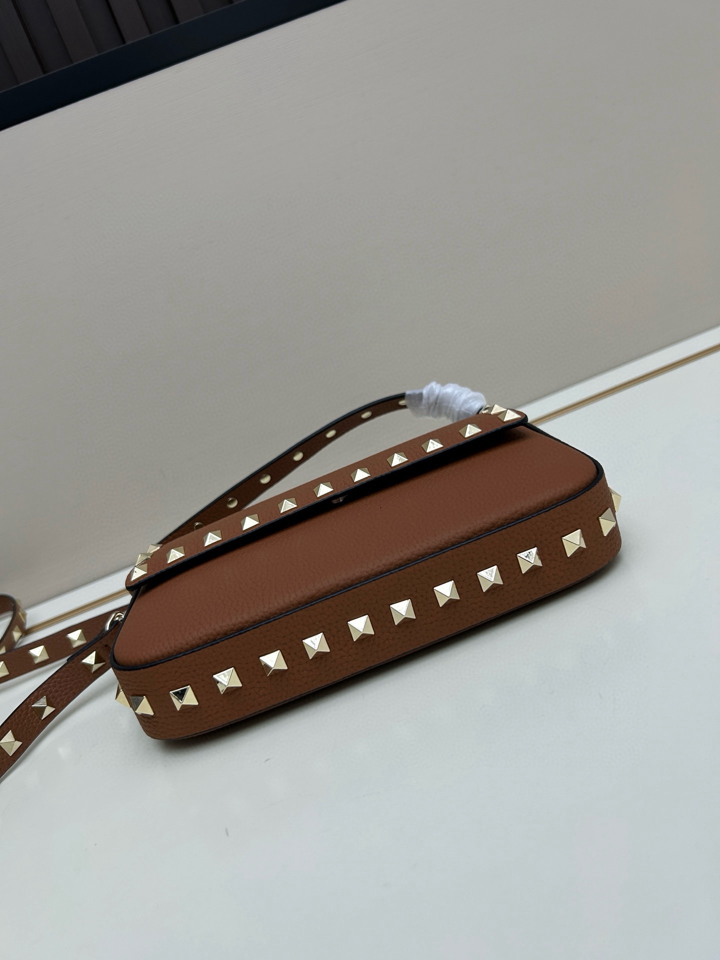 •可拆卸肩带•单条顶部提手•正面翻盖𥔵扣开合•周身铆钉细节•19×13.5×3厘米•型号：0139#