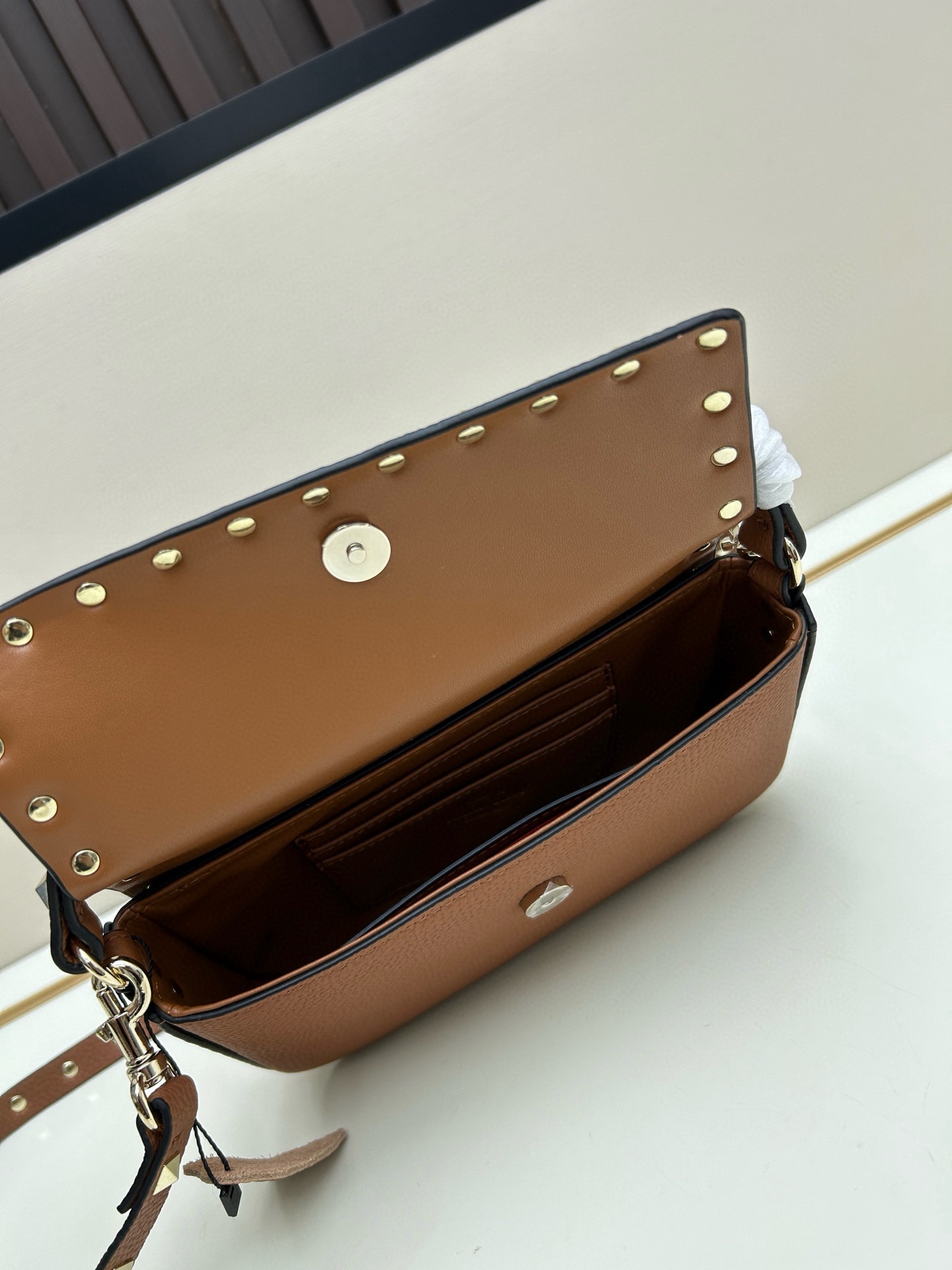 •可拆卸肩带•单条顶部提手•正面翻盖𥔵扣开合•周身铆钉细节•19×13.5×3厘米•型号：0139#