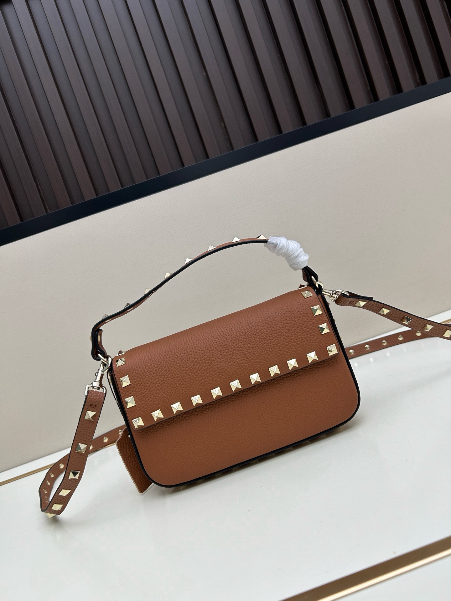 •可拆卸肩带•单条顶部提手•正面翻盖𥔵扣开合•周身铆钉细节•19×13.5×3厘米•型号：0139#