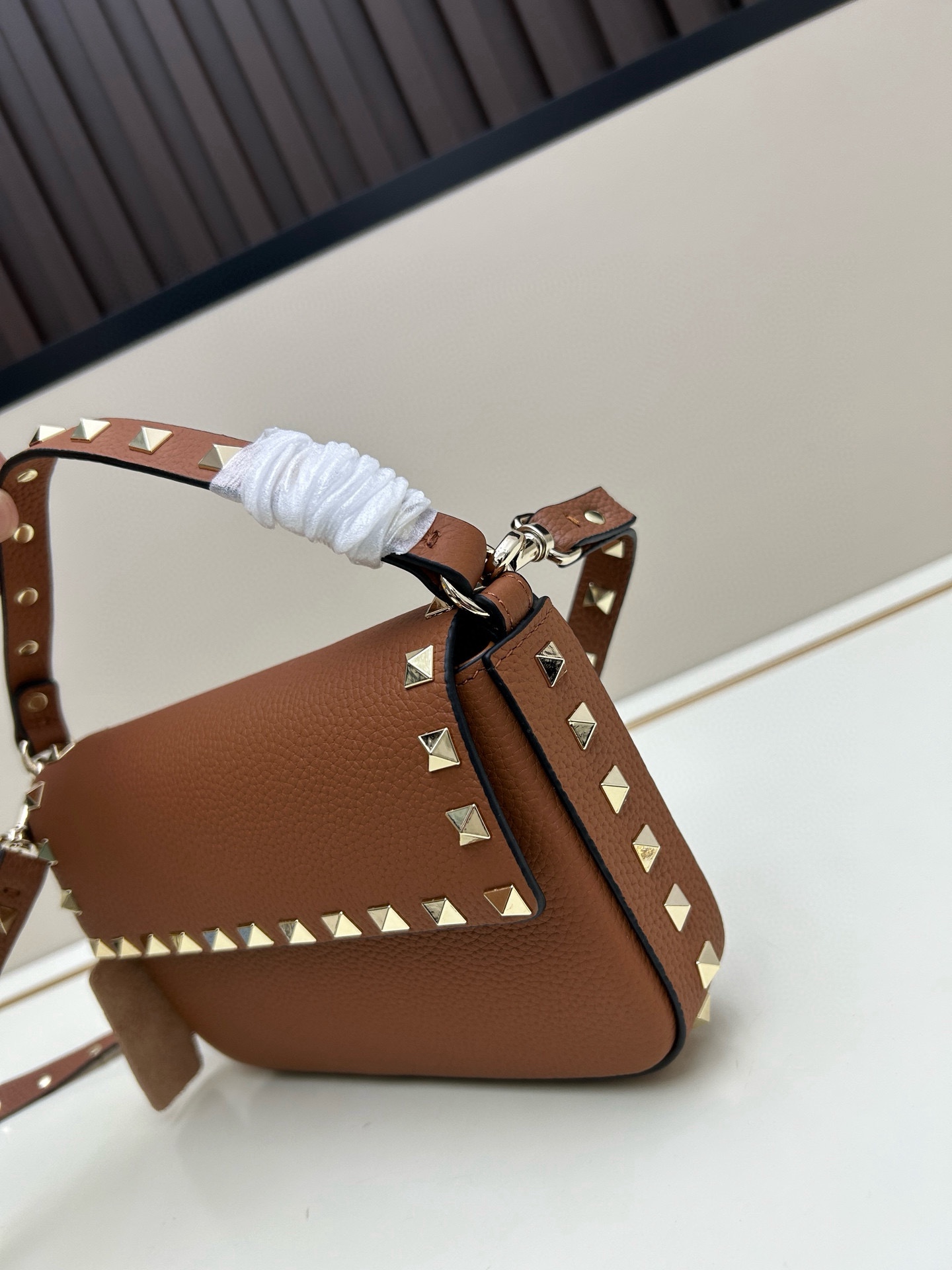 •可拆卸肩带•单条顶部提手•正面翻盖𥔵扣开合•周身铆钉细节•19×13.5×3厘米•型号：0139#