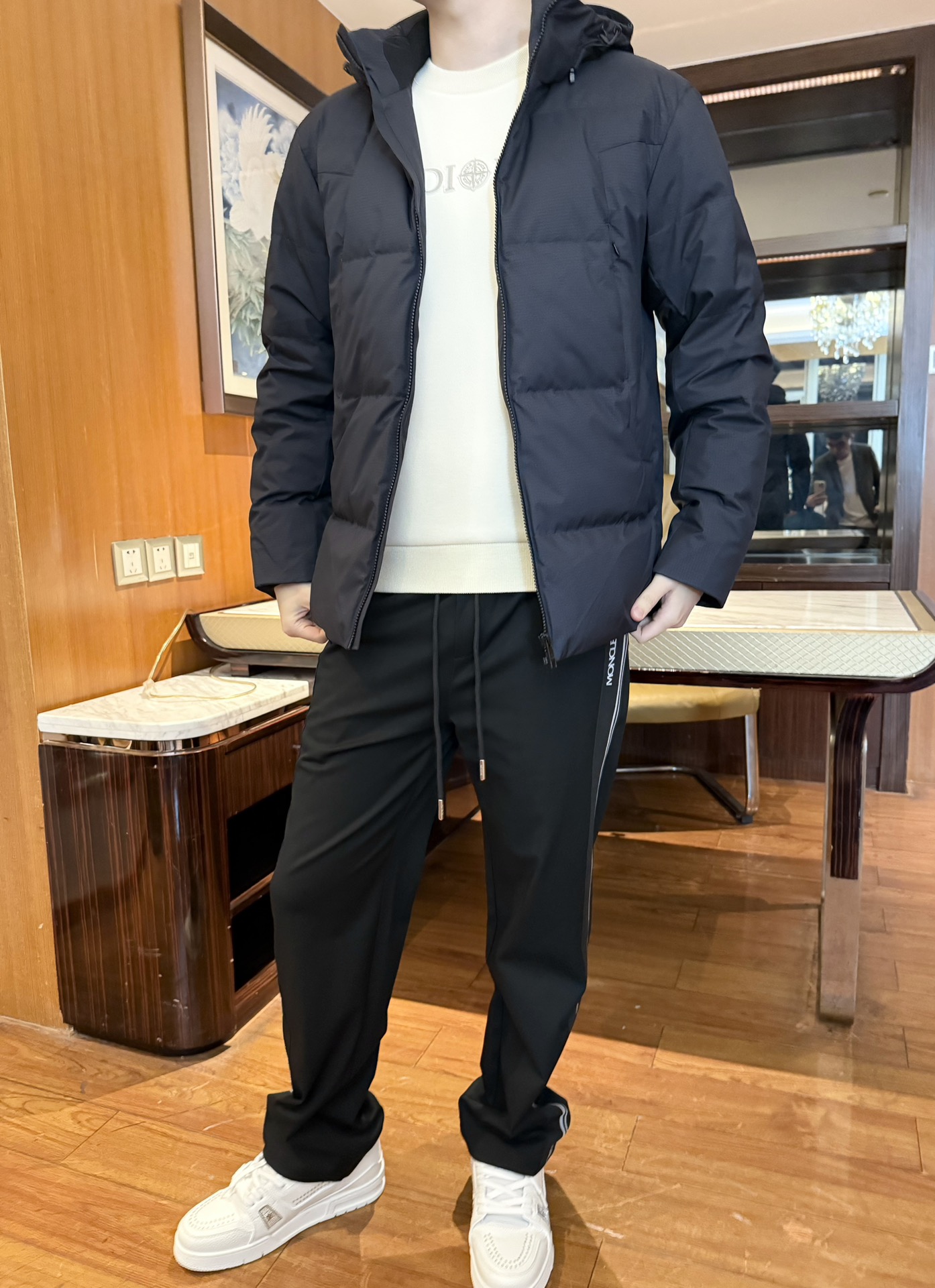 NO:596112,Zegna-2025 new down jacket!  Fine plaid windproof fabric, matte high-end feel + anti-wrinkle and wear-resistant, the inner liner is made of high-quality goose down, lightweight and not bulky and can block cold wind ~ Hooded drawstring + hidden pockets can tighten and keep warm, and small items can be safely stored; the zippers are smooth and not stuck  The shell makes it super easy to put on and take off. It is simple and slim without any drag, and does not weigh down your body when worn daily. It is overall neat and good-looking. Size: 48-56 (model wears 50 in 180/140, with Hong Kong Lane Crawford gift box packaging),,zegna,down  jacket,hats,alexander wang19860909杰尼亚-2025新款羽绒服！细密格纹防风面料,哑光高级感+抗皱耐磨,内胆采用高品质鹅绒,轻量不臃肿还能挡寒风~连帽抽绳+隐藏式口袋,既能收紧保暖,小物件也能稳妥收纳；拉链顺滑不卡壳,穿脱超省心.简约修身不拖沓,日常穿不压个子,整体利落好看.码数:48-56(模特180/140穿50,配香港连卡佛礼盒包装),,zegna,down jacket,hats,alexander wang,Men's clothing