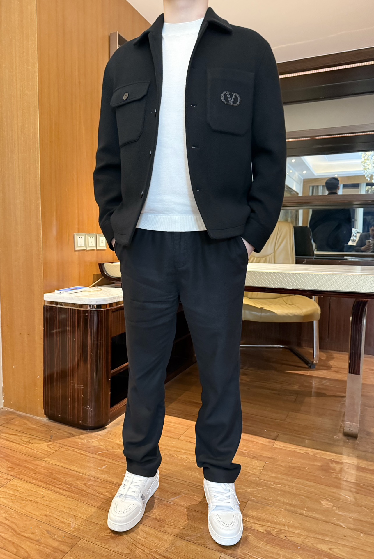 NO:596113,Valentino-2025 new down jacket!  'Double-sided buff' provides warmth and texture. The outer layer is made of wool blended fabric, which feels soft and waxy like cashmere, with a matte and high-end feel. The interior is filled with lightweight down, which is warm and not bulky. One is better than two for southern winter/early winter in the north. The lapel + patch pocket design has a retro and relaxed feel. The pressure label on the pocket is low-key and not exaggerated. It is convenient to buckle it.  Off-the-shoulder style, open to reveal inner wear and still have a casual tone ~ Loose but not baggy version, compatible with all kinds of inner wear; black color is versatile, no need to worry about outfits ~ Size 48-56 (model 180/140 wears 50, comes with Hong Kong Lane Crawford gift box packaging), valentino, jackets  & coats,down jacket,alexander wang19860909华伦天奴-2025新款羽绒夹克！「双面buff」保暖+质感,外层是羊毛混纺呢料,触感软糯像羊绒,自带哑光高级感；内里填充轻量羽绒,又暖又不臃肿,南方过冬/北方初冬一件顶两件~翻领+贴袋设计带点复古松弛感,口袋上的压标低调不浮夸,扣上是利落通勤风,敞开露内搭又能穿出随性腔调~宽松但不垮的版型,能兼容各种等内搭；黑色系百搭,不用费心想穿搭～码数48-56（模特180/140穿50,配香港连卡佛礼盒包装）,,valentino,jackets & coats,down jacket,alexander wang,Men's clothing