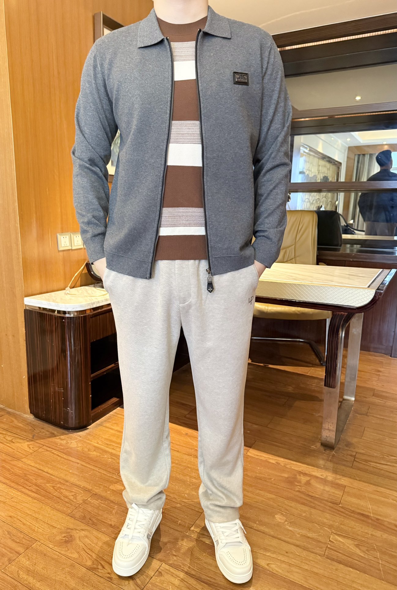 NO:596116,Louis Vuitton-2025 new jacket!  It is made of fine 97 wool 3 mulberry silk fabric, which feels soft and elastic like a 'second skin'. It is breathable, not sweaty, and resists pilling. It is not easy to deform when worn and washed in daily use, and it is comfortable and non-thorny when worn close to the body. The lapel + zipper cardigan design has neat lines, and the slightly loose tailoring can hide the shortcomings of shoulder width and belly, whether you are slightly fat or thin.  It can be worn to create a sense of relaxation for any figure. Small logo on the chest + metal zipper pull embellishment, simple and not fancy; ribbed edges fit the body shape, not windy during activities, nor saggy when sitting for a long time, the details are full of exquisiteness. Size 48-56 (model 180/140 wears 50, comes with Hong Kong Lane Crawford gift box packaging), Louis  vuitton,jackets & coats,alexander wang19860909路易威登-2025新款外套！采用细腻97羊毛3桑蚕丝面料,触感软弹像“第二层皮肤”,透气不闷汗还抗起球,日常穿洗不易变形,贴身穿也舒服无刺感.翻领+拉链开衫设计,自带利落线条感,微宽松剪裁能藏住肩宽、肚腩小缺点,不管是微胖还是瘦型身材都能穿出松弛感.胸口小标+金属拉链头点缀,简约不花哨；罗纹收边贴合身形,活动时不跑风、久坐也不垮型,细节里全是精致感.码数48-56（模特180/140穿50,配香港连卡佛礼盒包装）,,louis vuitton,jackets & coats,alexander wang,Men's clothing