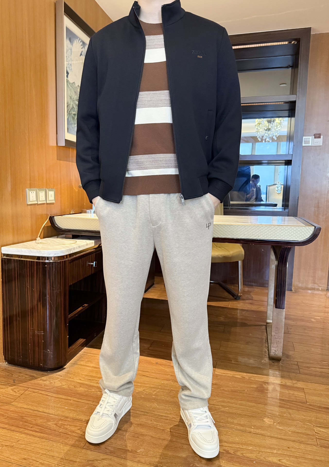 NO:596119,Ermenegildo Zegna-2025 new quilted jacket!  Stand-up collar zipper + low-key brand embroidery, simple metal buckle pockets, slim fit without dragging, exquisite cotton padding inside for casual wear, lightweight and heat-locking without being bulky, elastic cuffs/hems, windproof and body-fitting, khaki color, versatile and easy to wear, easy to create a relaxed texture for work and commuting!  Size: 48-56 (model 180/140 wears 50, with Hong Kong Lane Crawford gift box packaging),,zegna,jackets & coats,alexander wang19860909杰尼亚-2025新款夹棉外套！立领拉链+低调品牌刺绣,简约金属扣口袋,版型修身不拖沓,休闲中透着精致内里夹棉填充,轻量锁温不臃肿,袖口/下摆弹力收边,防风又贴合身形卡其色调百搭不挑内搭,上班、通勤轻松打造松弛质感！码数:48-56(模特180/140穿50,配香港连卡佛礼盒包装),,zegna,jackets & coats,alexander wang,Men's clothing