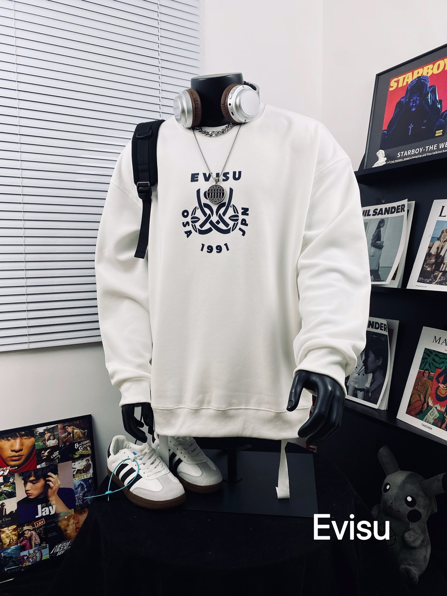 💰110
EVISU🇯🇵 福神高版本达摩大M印花卫衣🌻
高端出品 柔软舒适 保暖不臃肿 品质请看实拍 ⚠️胸前字母LOGO和背部字母印花图案完美配色！不得不推荐一款非常受欢迎的硬货！你需要这样一件超百搭的卫衣👏
采用的技术是德国进口的数码印机 所以印花是超清晰的 穿久了也不会裂 普通的印花技术根本做不到🙅&zwj;♂️
版型超正！宽松舒适！情侣款💑百搭首选！

颜色：黑色 白色

尺码:   M__XXL

           M         L       XL      2XL
衣长  66         68      70       72
胸围  124       128     132     136
袖长  52         54      56       58
  （手工测量 存在1~2厘米的误差哦）