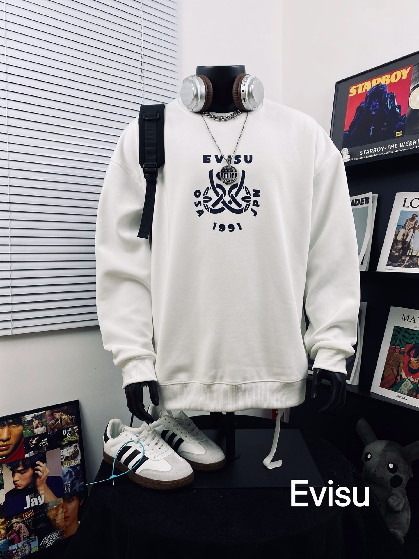 💰110
EVISU🇯🇵 福神高版本达摩大M印花卫衣🌻
高端出品 柔软舒适 保暖不臃肿 品质请看实拍 ⚠️胸前字母LOGO和背部字母印花图案完美配色！不得不推荐一款非常受欢迎的硬货！你需要这样一件超百搭的卫衣👏
采用的技术是德国进口的数码印机 所以印花是超清晰的 穿久了也不会裂 普通的印花技术根本做不到🙅&zwj;♂️
版型超正！宽松舒适！情侣款💑百搭首选！

颜色：黑色 白色

尺码:   M__XXL

           M         L       XL      2XL
衣长  66         68      70       72
胸围  124       128     132     136
袖长  52         54      56       58
  （手工测量 存在1~2厘米的误差哦）