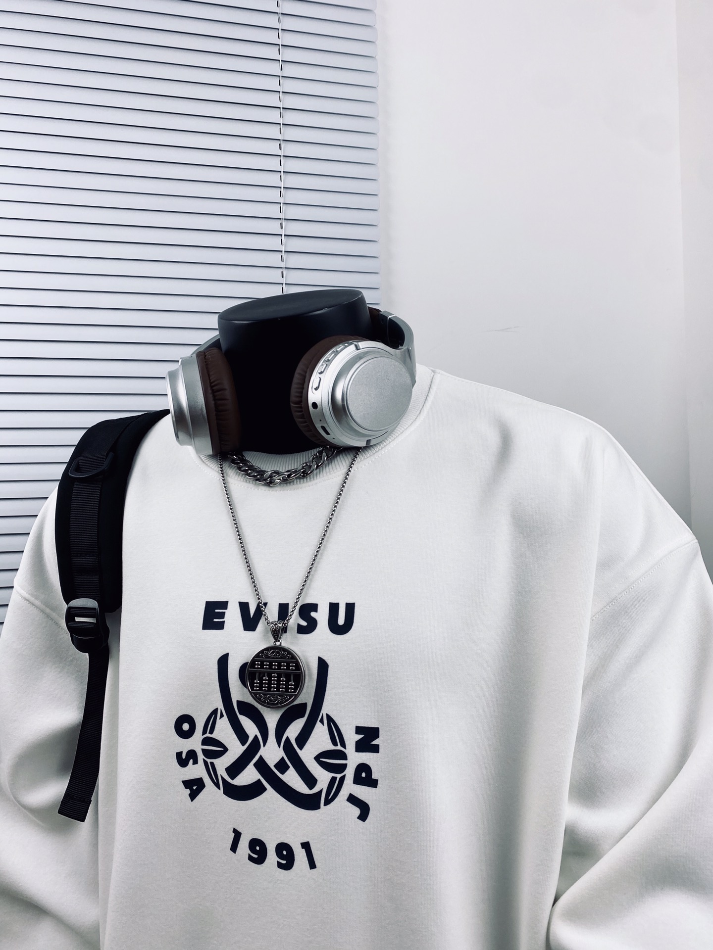 💰110
EVISU🇯🇵 福神高版本达摩大M印花卫衣🌻
高端出品 柔软舒适 保暖不臃肿 品质请看实拍 ⚠️胸前字母LOGO和背部字母印花图案完美配色！不得不推荐一款非常受欢迎的硬货！你需要这样一件超百搭的卫衣👏
采用的技术是德国进口的数码印机 所以印花是超清晰的 穿久了也不会裂 普通的印花技术根本做不到🙅&zwj;♂️
版型超正！宽松舒适！情侣款💑百搭首选！

颜色：黑色 白色

尺码:   M__XXL

           M         L       XL      2XL
衣长  66         68      70       72
胸围  124       128     132     136
袖长  52         54      56       58
  （手工测量 存在1~2厘米的误差哦）
