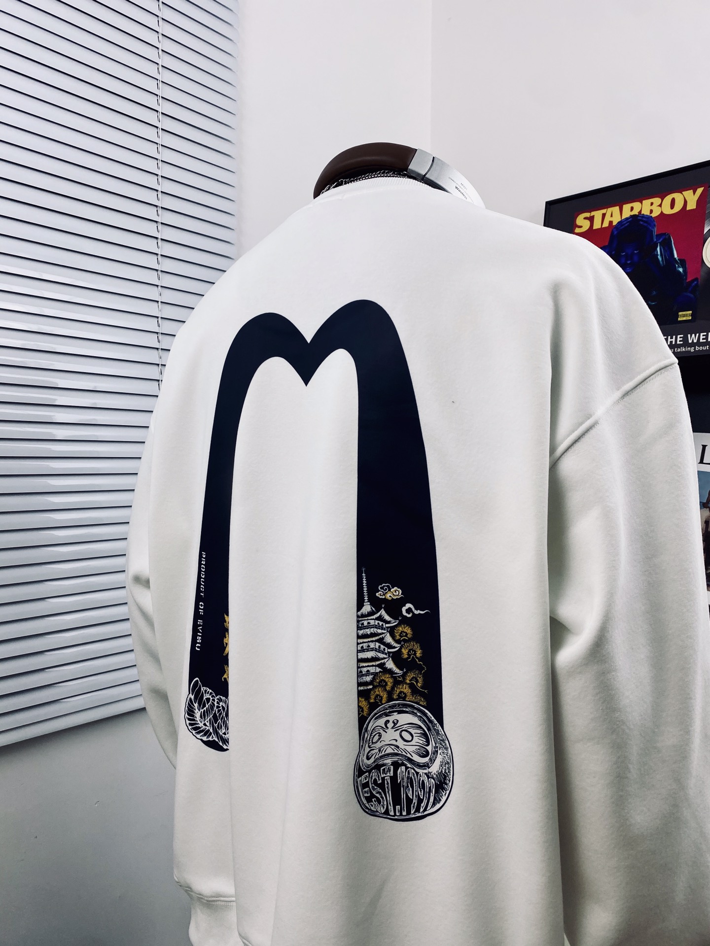 💰110
EVISU🇯🇵 福神高版本达摩大M印花卫衣🌻
高端出品 柔软舒适 保暖不臃肿 品质请看实拍 ⚠️胸前字母LOGO和背部字母印花图案完美配色！不得不推荐一款非常受欢迎的硬货！你需要这样一件超百搭的卫衣👏
采用的技术是德国进口的数码印机 所以印花是超清晰的 穿久了也不会裂 普通的印花技术根本做不到🙅&zwj;♂️
版型超正！宽松舒适！情侣款💑百搭首选！

颜色：黑色 白色

尺码:   M__XXL

           M         L       XL      2XL
衣长  66         68      70       72
胸围  124       128     132     136
袖长  52         54      56       58
  （手工测量 存在1~2厘米的误差哦）