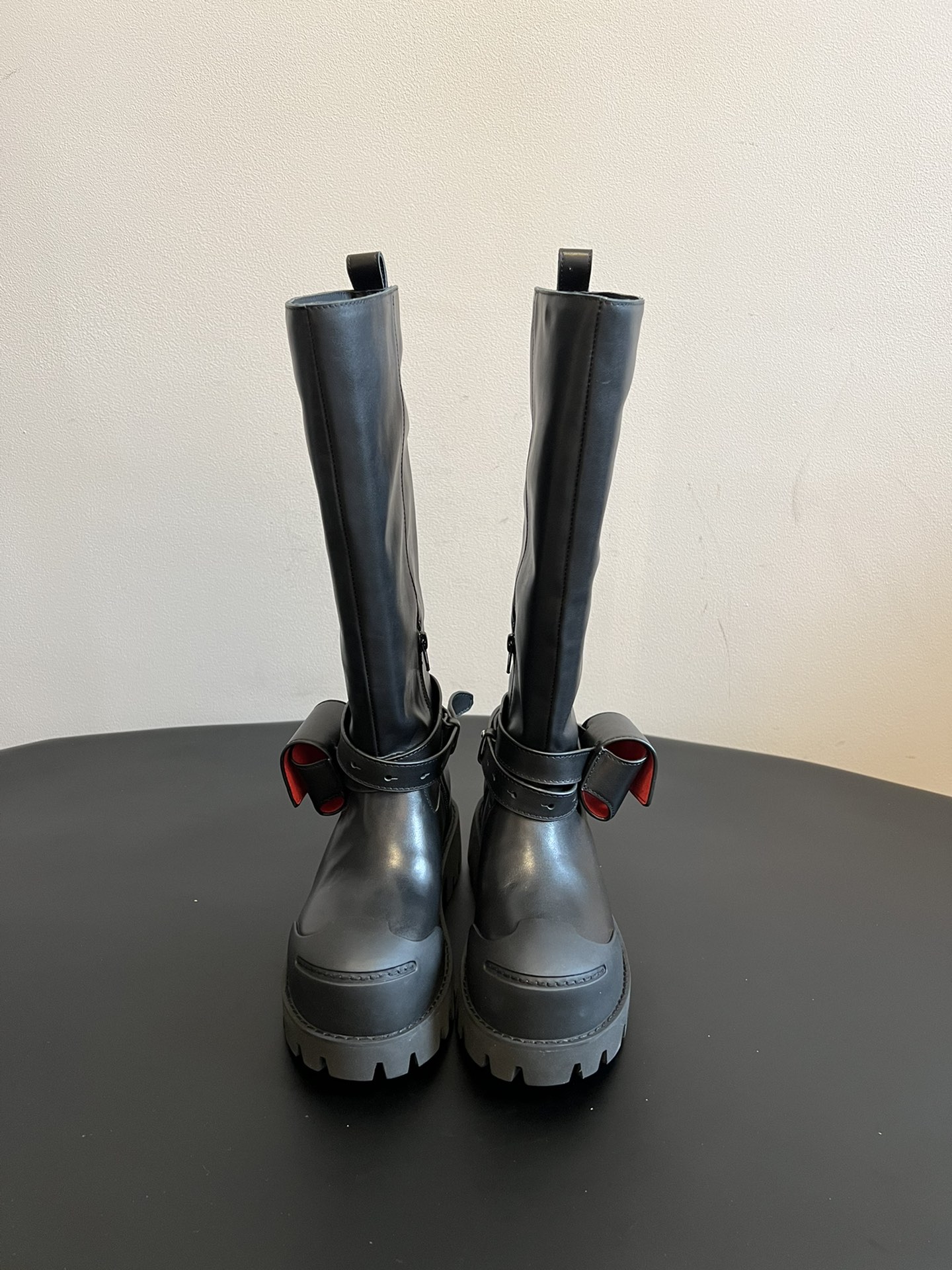 NO:594275,Top quality Dymonlatr*25ss retro belt buckle functional style thick-soled boots combine the retro belt buckle elements of equestrian boots with exaggerated sawtooth thick soles, which have a British retro feel and a bit of street functional style. The boots are made of soft material with natural wrinkles, which are loose and casual. They are made of suede and glossy leather, and the belt buckle has a metallic texture. The soles are anti-slip and wear-resistant rubber outsole, and some styles of soles will have brand logos.  The thick sole design can invisible increase the height and make the legs longer; the side zipper + soft design of the boot shaft is highly compatible with leg circumference; the belt buckle can be adjusted to fit different leg types. The style is adaptable, and can be worn with skirts for retro sweet and cool style, or with trousers for street/waste style. It is a 'versatile' item for autumn and winter. Cowhide leather upper/suede lining Cowhide leather outsole Original molded outsole Increased size by 6cm  :35-40 size (40 size customization is non-refundable), boots, boots, skirts, cowhide, chamois leather19860909顶级品质 Dymonlatr*25ss 复古皮带扣机能风厚底长筒靴 结合了马术靴的复古皮带扣元素,搭配夸张的锯齿厚底,既有英伦复古感,又带点街头机能风；靴筒是软质材质,自带自然褶皱,松弛又随性.分麂皮和亮面皮革两种材质,皮带扣带金属质感；鞋底是防滑耐磨的橡胶大底,部分款式鞋底会有品牌标识. 厚底设计能隐形增高,显腿长；侧拉链+靴筒软质设计,对腿围兼容性高；皮带扣可调节松紧,适配不同腿型.风格适配性强,既能搭裙装走复古甜酷风,也能配裤装走街头/废土风,属于秋冬「百搭型」单品. 鞋面牛皮/麂皮 内里牛皮 大底原版开模大底 增高6cm size :35-40码（40码定制不退换）,靴子,boots,skirts,cowhide,chamois leather,Women's Shoes