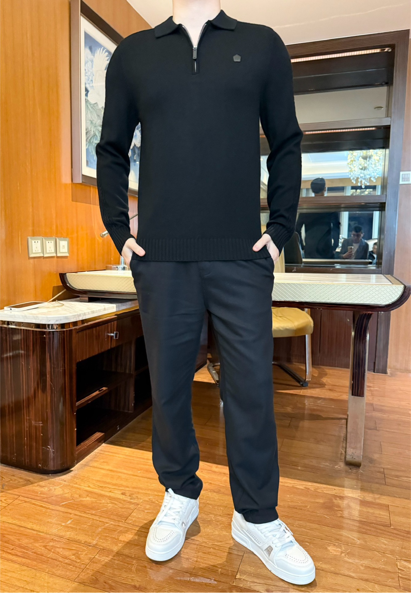 NO:596125,Ermenegildo Zegna-2025 new sweater!  It is made of 100% ultra-fine merino wool fabric, which feels soft and skin-friendly, with a gentle matte texture, and is comfortable to wear without scratching the skin; Polo collar + half-zip neckline, which combines casualness and sophistication, and the neckline can be flexibly adjusted; the small label on the chest is low-key and stylish, simple but not monotonous; slim-fitting and slightly elastic tailoring, fit the body shape but not tight  , can modify the lines of the shoulders and neck, making it look neat and not cramped; it is of moderate thickness and can be worn alone or layered, suitable for many seasons and scenes. Size: 48-56 (model 180/140 wears 50, comes with Hong Kong Lane Crawford gift box packaging),, zegna, sweaters, alexander  wang19860909杰尼亚-2025新款毛衣！采用百分百极细美丽诺羊毛面料,触感软糯亲肤,自带温柔的哑光肌理,贴身穿舒适不扎肤；Polo领+半拉链领口,兼顾休闲随性与精致感,领口可灵活调节；胸口小标低调提格调,简约不单调；修身微弹剪裁,贴合身形但不紧绷,能修饰肩颈线条,显利落又不局促；厚度适中,既能单穿又能作为内搭叠穿,适配多季节、多场景.码数:48-56(模特180/140穿50,配香港连卡佛礼盒包装),,zegna,sweaters,alexander wang,Men's clothing