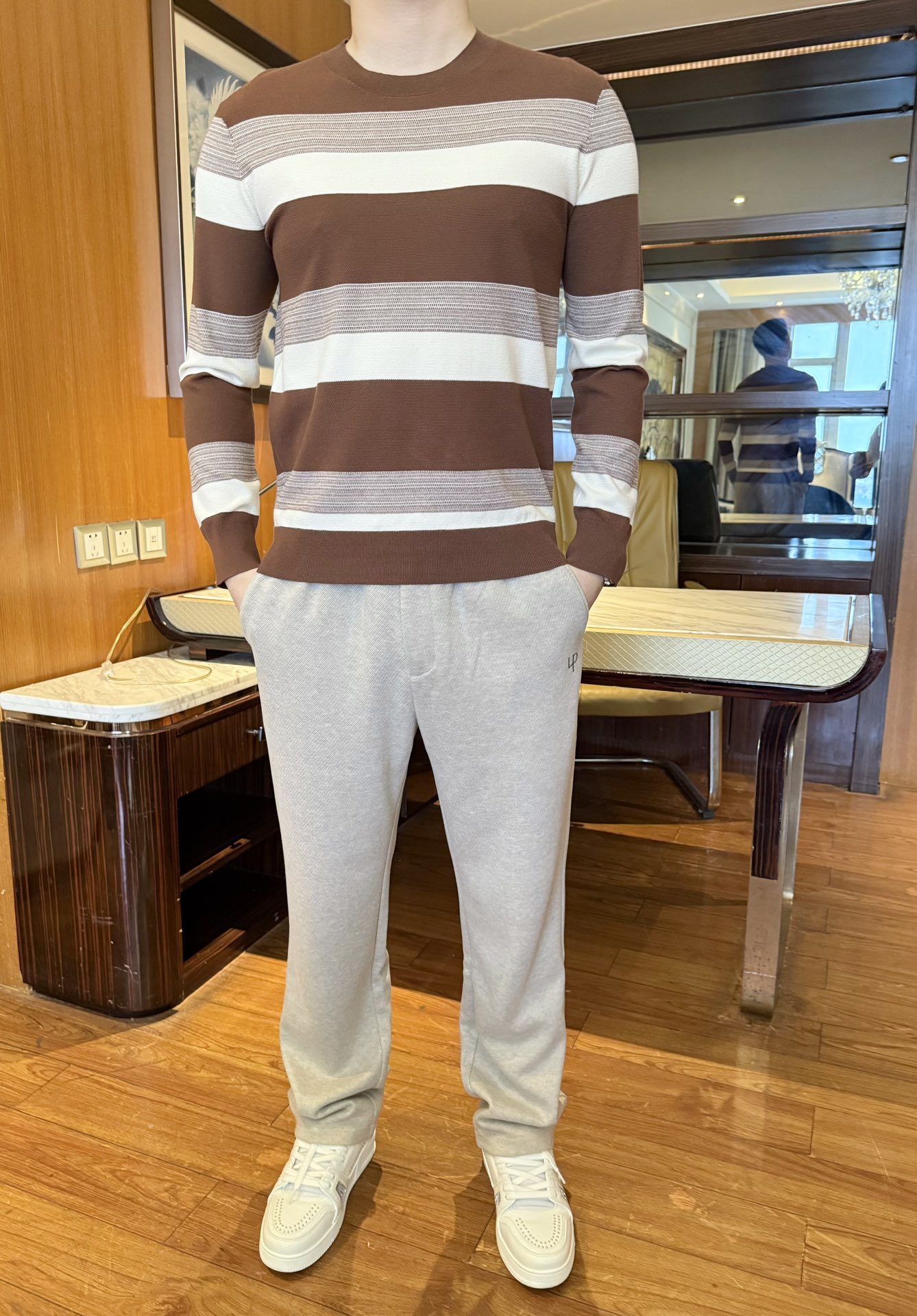 NO:596128,Ermenegildo Zegna-2025 new sweater!  It is made of mulberry silk fabric made of 97 wool 3, which feels like a layer of 'cloud velvet'. It sticks to the skin without being tied and has a slight elasticity. It is warm and not sweaty when worn in autumn and winter. The brown + off-white low-saturated contrasting stripes have a 'visual slimming' buff. The layered splicing of wide stripes + fine texture is simple but not monotonous, and it is easy to wear with a relaxed retro feel~  The tailoring is slim and not tight, fits the body shape but does not pinch the flesh. Whether worn alone or as an inner layer, it will not look bloated. It is suitable for all kinds of body shapes ~ size 48-56 (model 180/140 wears 50, comes with Hong Kong Lane Crawford gift box packaging),,zegna,sweaters,alexander wang19860909杰尼亚-2025新款毛衣！采用97羊毛3的桑蚕丝面料,摸起来像裹了层“云朵绒”,贴肤不扎还自带微弹感,秋冬穿既保暖又不会闷汗.棕+米白的低饱和撞色条纹,自带“视觉显瘦”buff,宽条纹+细织纹的层次拼接,简约不单调,轻松穿出松弛的复古感~ 修身不紧身的剪裁,能贴合身形但不勒肉,不管是单穿还是当内搭,都不会显得臃肿,适配各种身材~码数48-56（模特180/140穿50,配香港连卡佛礼盒包装）,,zegna,sweaters,alexander wang,Men's clothing