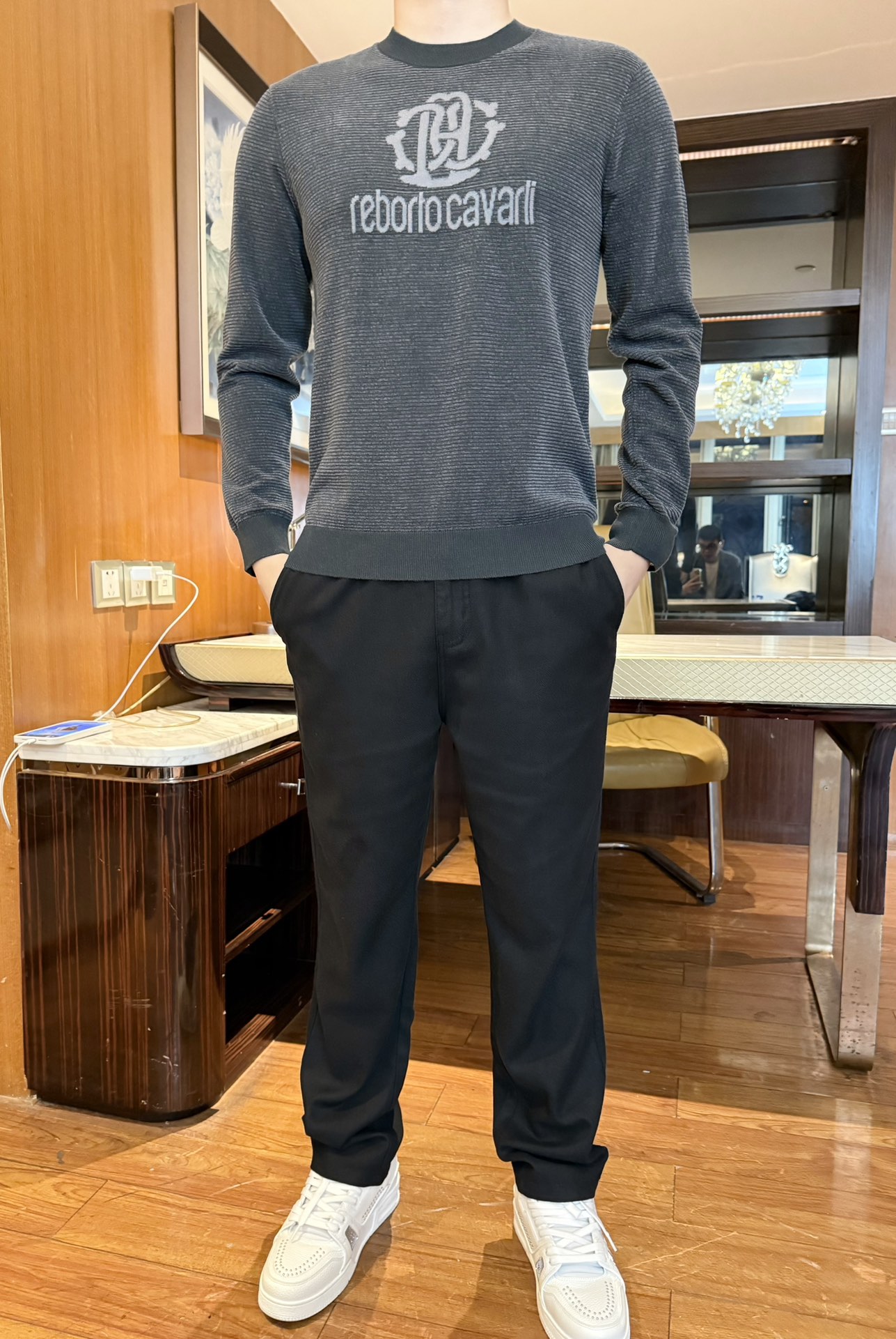 NO:596131,Cavalli-2025 new sweater!  It is made of 100% wool fabric with vertical pit strips, which is soft and elastic to the skin. It has micro elasticity and is not tight when worn close to the body. It does not feel itchy when worn close to the body. The dark gray background + the dark pattern logo of the same color are simple and unobtrusive but have a light and luxurious recognition; the vertical pit strip texture can also modify the body shape vertically, visually making the shoulders and waist narrower. The slim and not tight tailoring makes it neat to wear alone and not bloated when layered. Whether it is worn inside a jacket or outside, it can adapt to different styles!  Size 48-56 (model 180/140 wears 50, with Hong Kong Lane Crawford gift box packaging), jackets & coats, sweaters, alexander wang19860909卡瓦利-2025新款毛衣！采用竖坑条百分百羊毛面料,触感软弹亲肤,自带微弹力不勒身,贴身穿也无刺痒感.深灰底色+同色系暗纹Logo,简约不张扬但自带轻奢辨识度；竖坑条纹理还能纵向修饰身形,视觉上更显肩挺腰窄.修身不紧身的剪裁,单穿利落、叠穿不臃肿,不管是内搭外套还是外穿,都能适配不同穿搭风格！码数48-56（模特180/140穿50,配香港连卡佛礼盒包装）,,jackets & coats,sweaters,alexander wang,Men's clothing