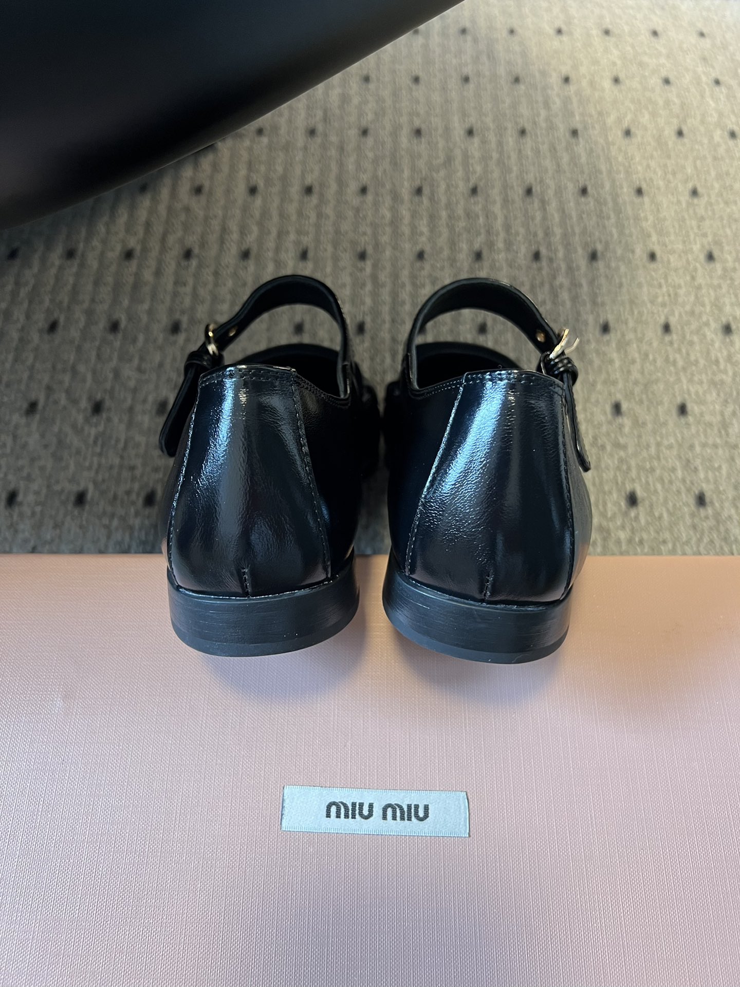 Miu Mi*复古学院风玛丽珍乐福鞋玛丽珍鞋结合了玛丽珍的搭扣设计和乐福鞋的慵懒感，自带复古学院风，又有