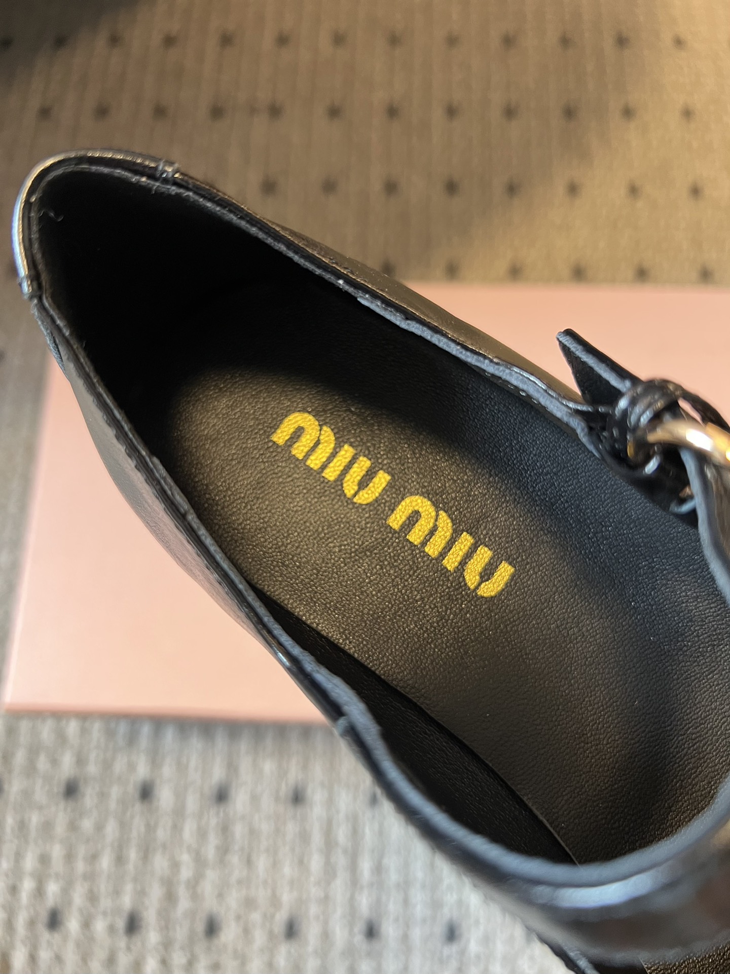 Miu Mi*复古学院风玛丽珍乐福鞋玛丽珍鞋结合了玛丽珍的搭扣设计和乐福鞋的慵懒感，自带复古学院风，又有