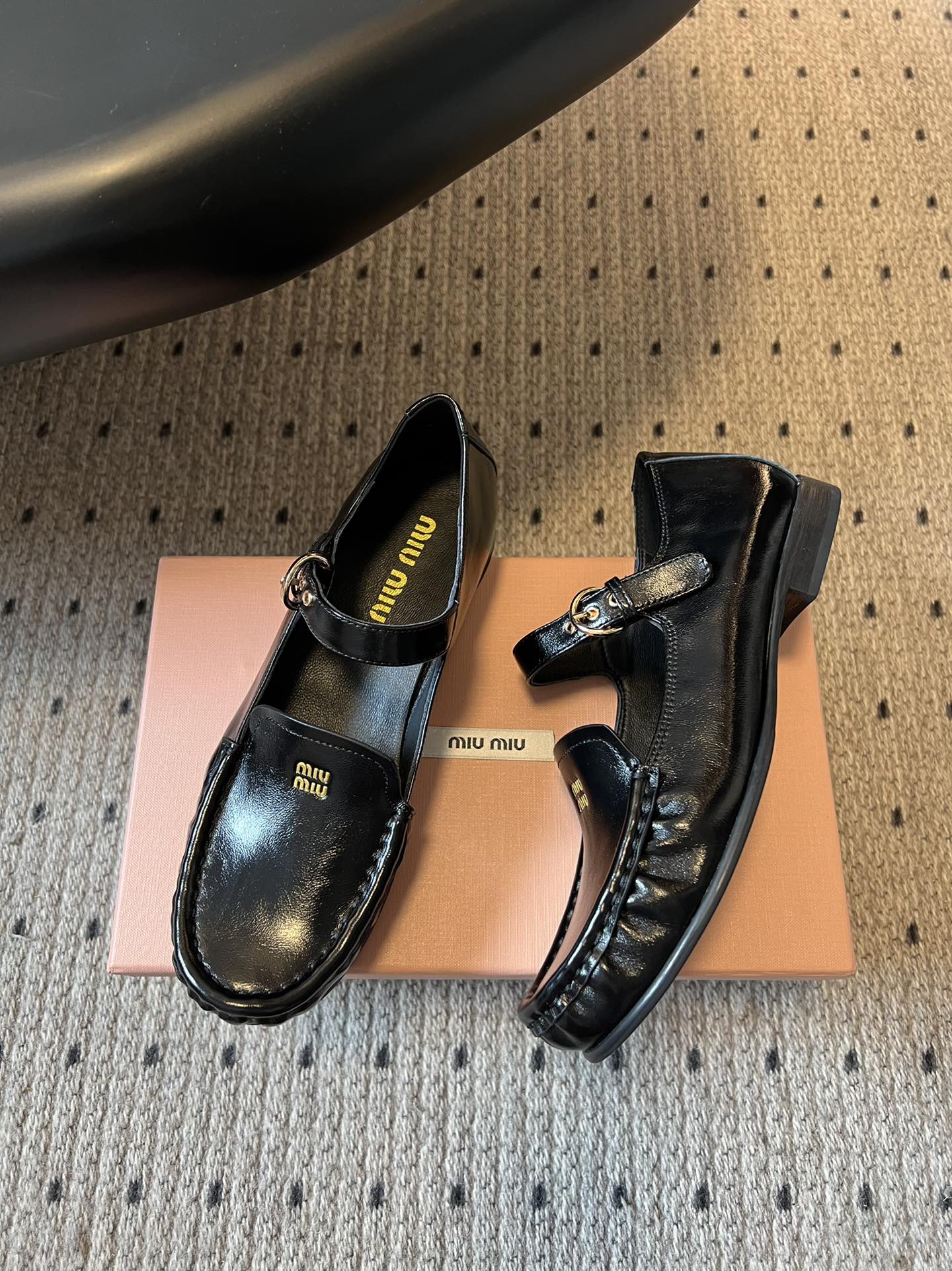 Miu Mi*复古学院风玛丽珍乐福鞋玛丽珍鞋结合了玛丽珍的搭扣设计和乐福鞋的慵懒感，自带复古学院风，又有