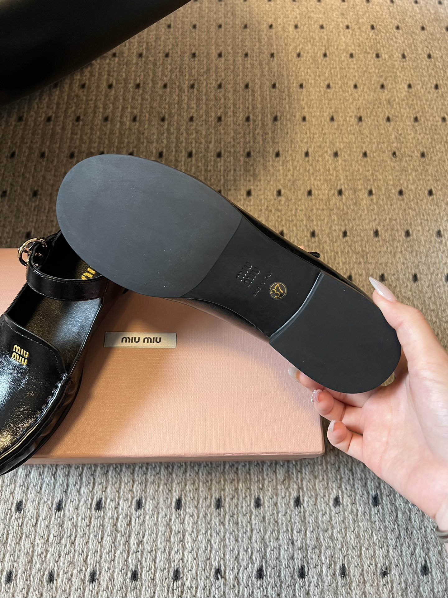 Miu Mi*复古学院风玛丽珍乐福鞋玛丽珍鞋结合了玛丽珍的搭扣设计和乐福鞋的慵懒感，自带复古学院风，又有