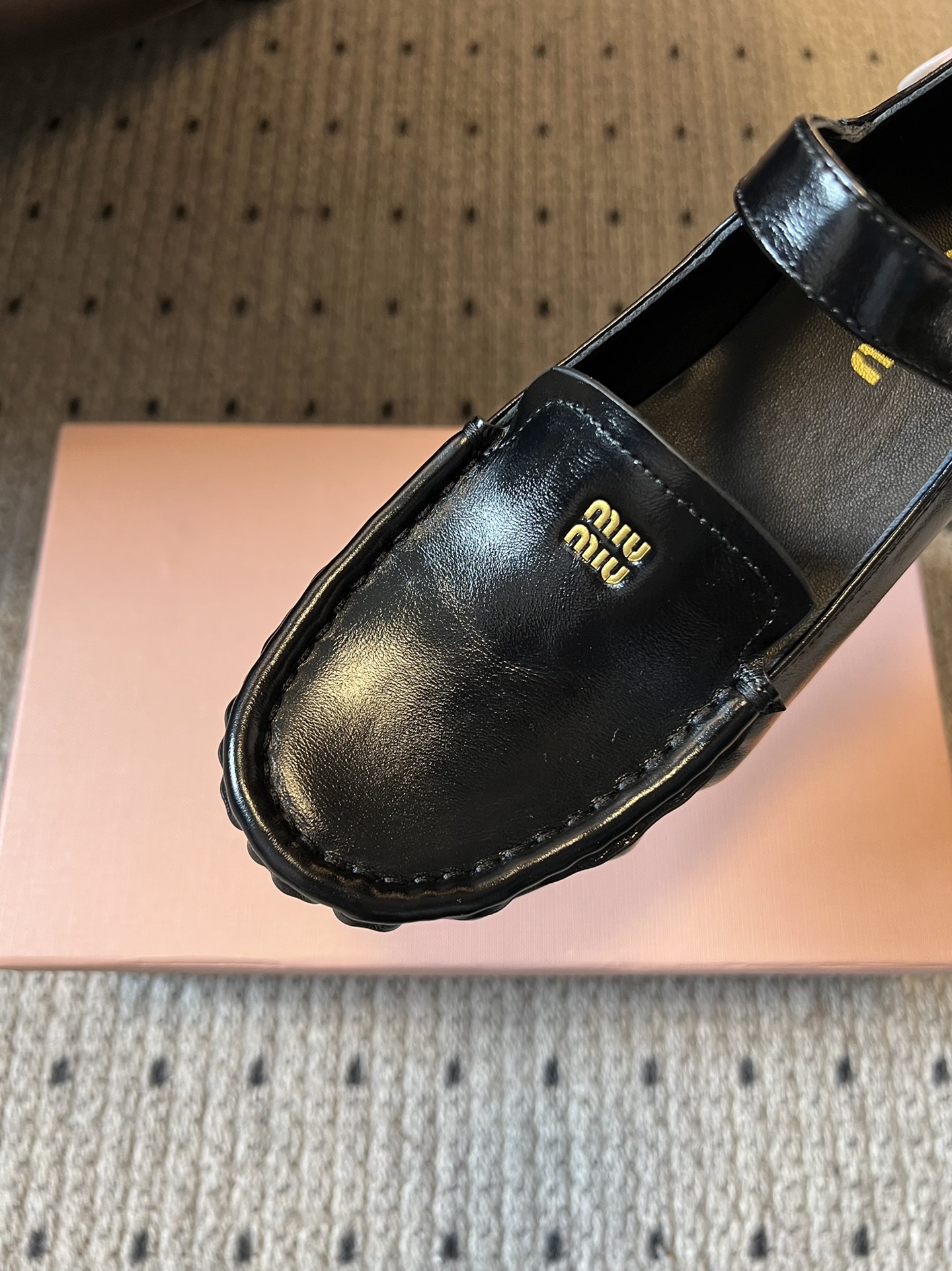 Miu Mi*复古学院风玛丽珍乐福鞋玛丽珍鞋结合了玛丽珍的搭扣设计和乐福鞋的慵懒感，自带复古学院风，又有