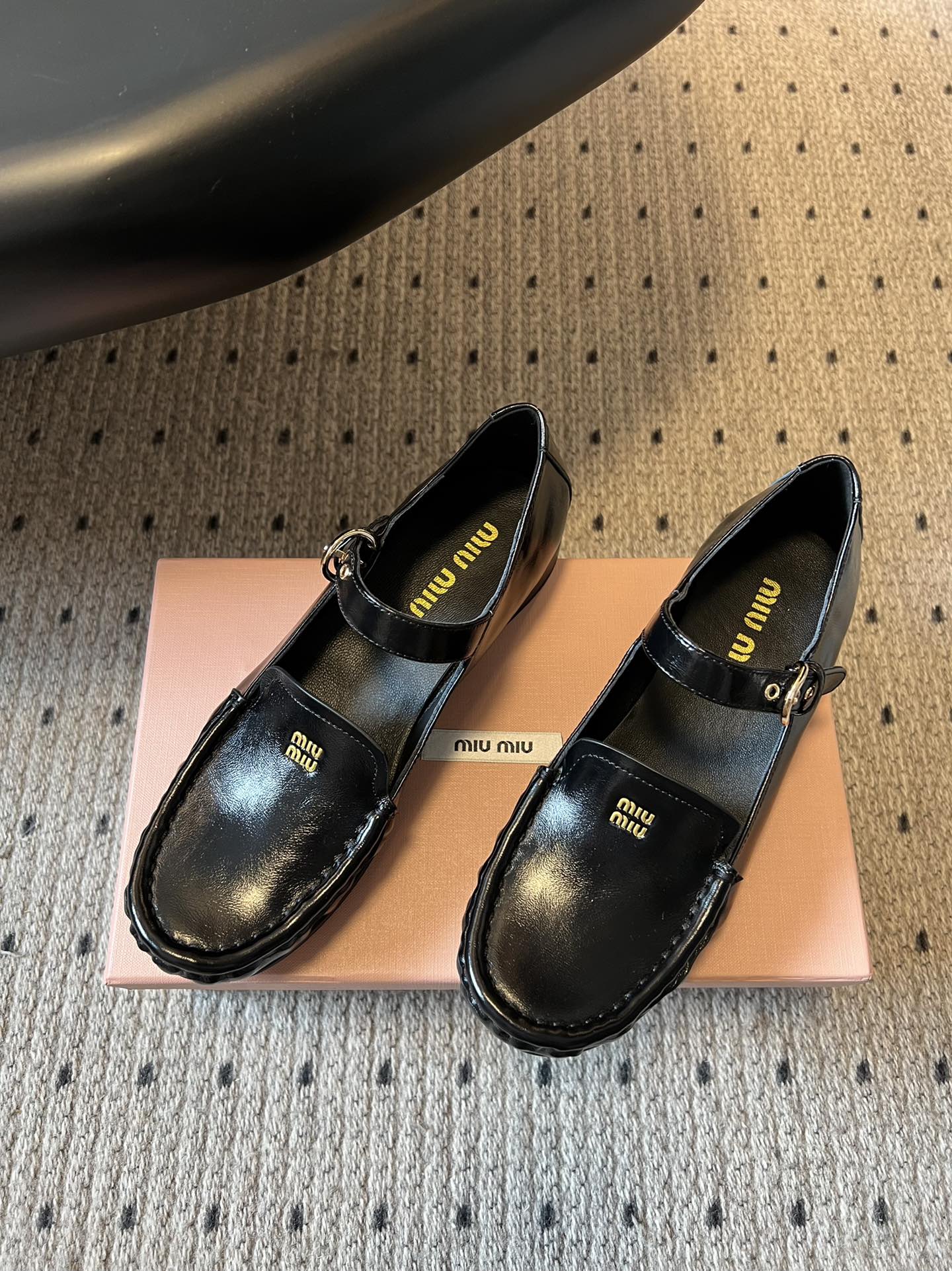 Miu Mi*复古学院风玛丽珍乐福鞋玛丽珍鞋结合了玛丽珍的搭扣设计和乐福鞋的慵懒感，自带复古学院风，又有