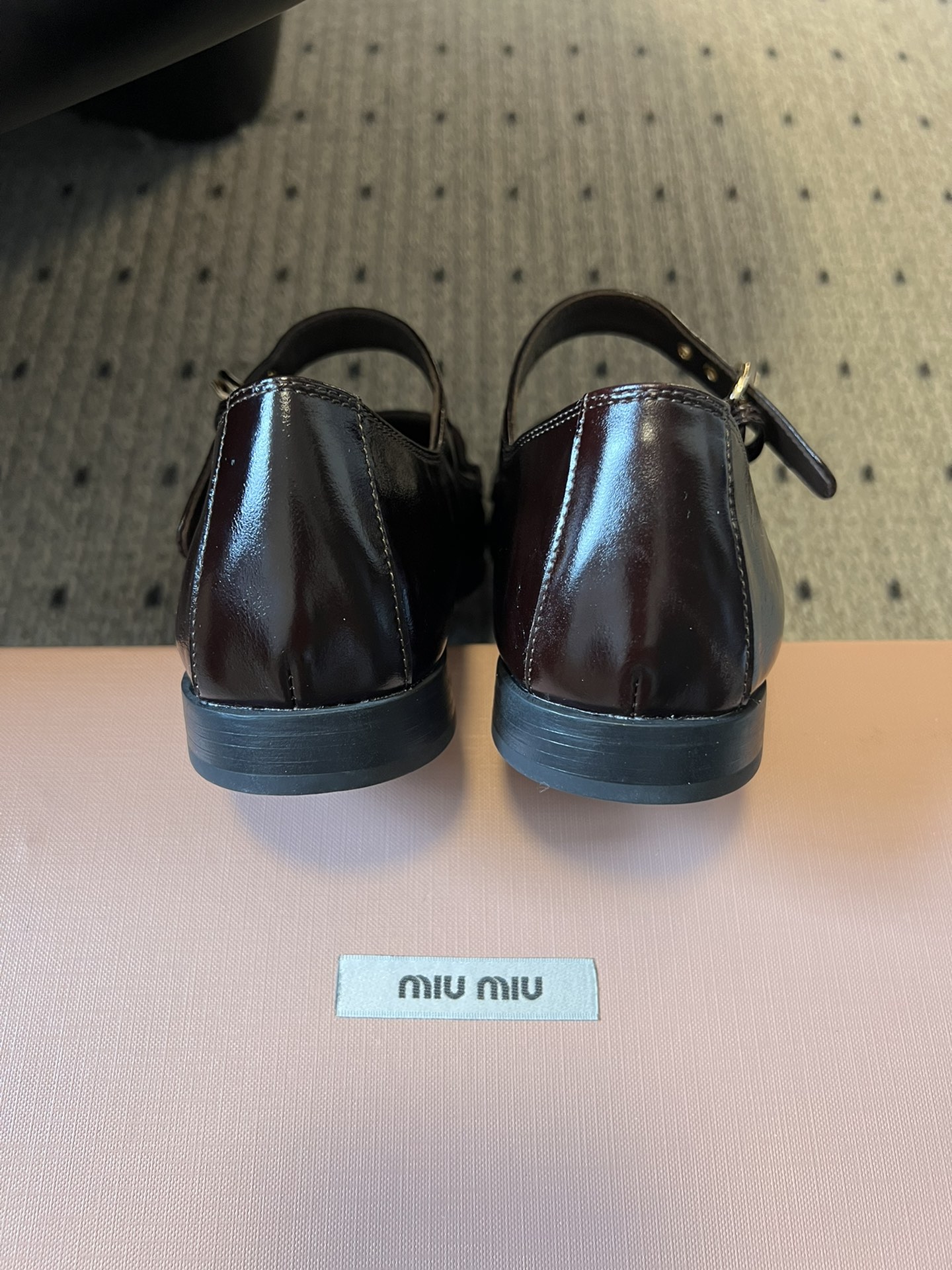 Miu Mi*复古学院风玛丽珍乐福鞋玛丽珍鞋结合了玛丽珍的搭扣设计和乐福鞋的慵懒感，自带复古学院风，又有