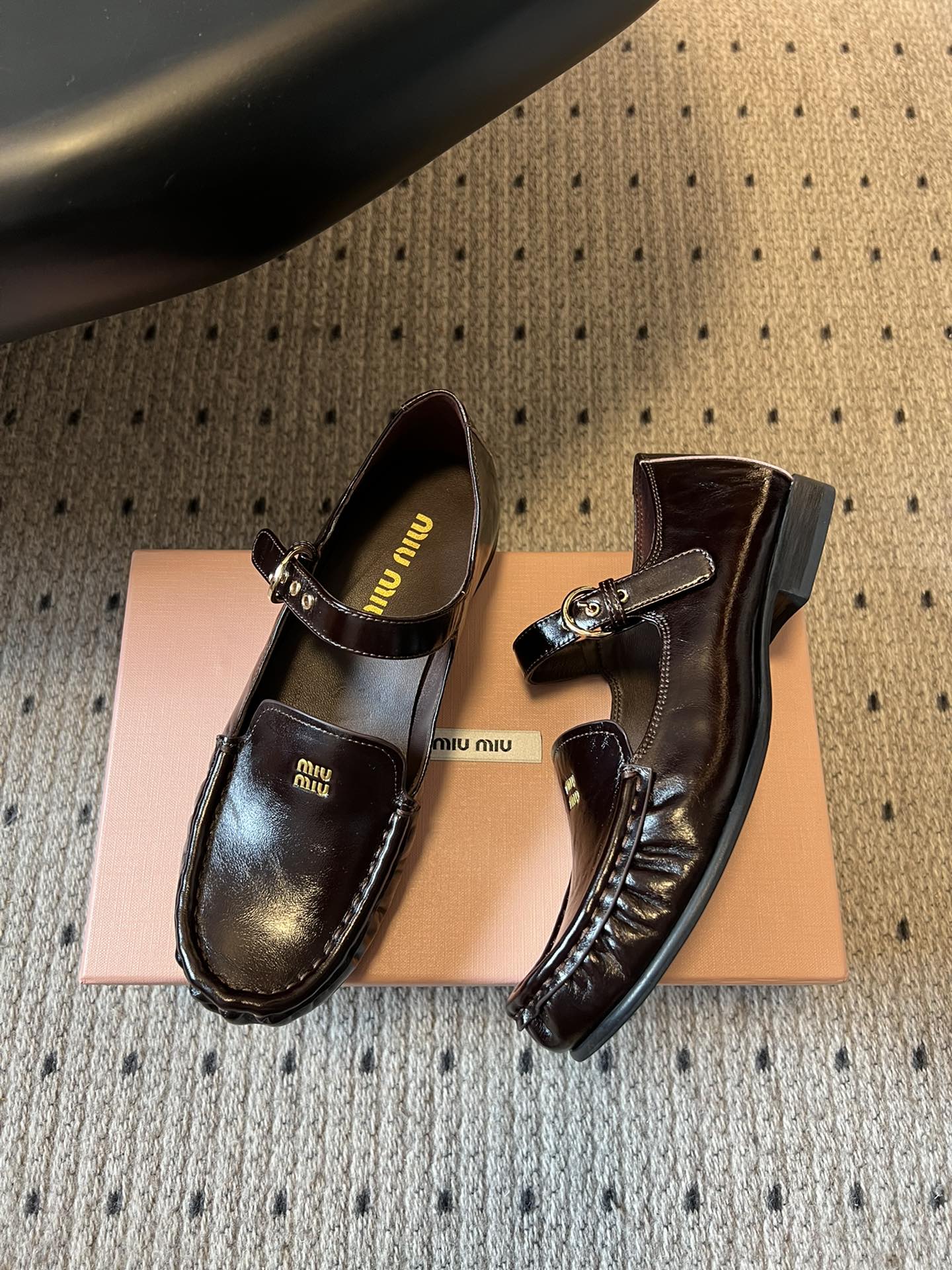 Miu Mi*复古学院风玛丽珍乐福鞋玛丽珍鞋结合了玛丽珍的搭扣设计和乐福鞋的慵懒感，自带复古学院风，又有