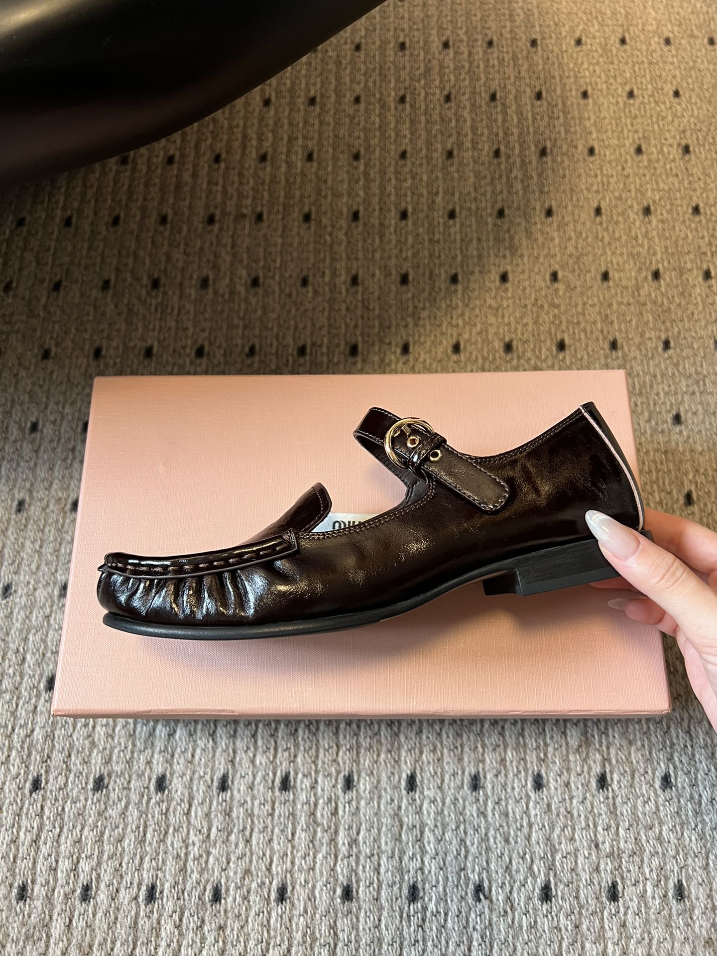 Miu Mi*复古学院风玛丽珍乐福鞋玛丽珍鞋结合了玛丽珍的搭扣设计和乐福鞋的慵懒感，自带复古学院风，又有