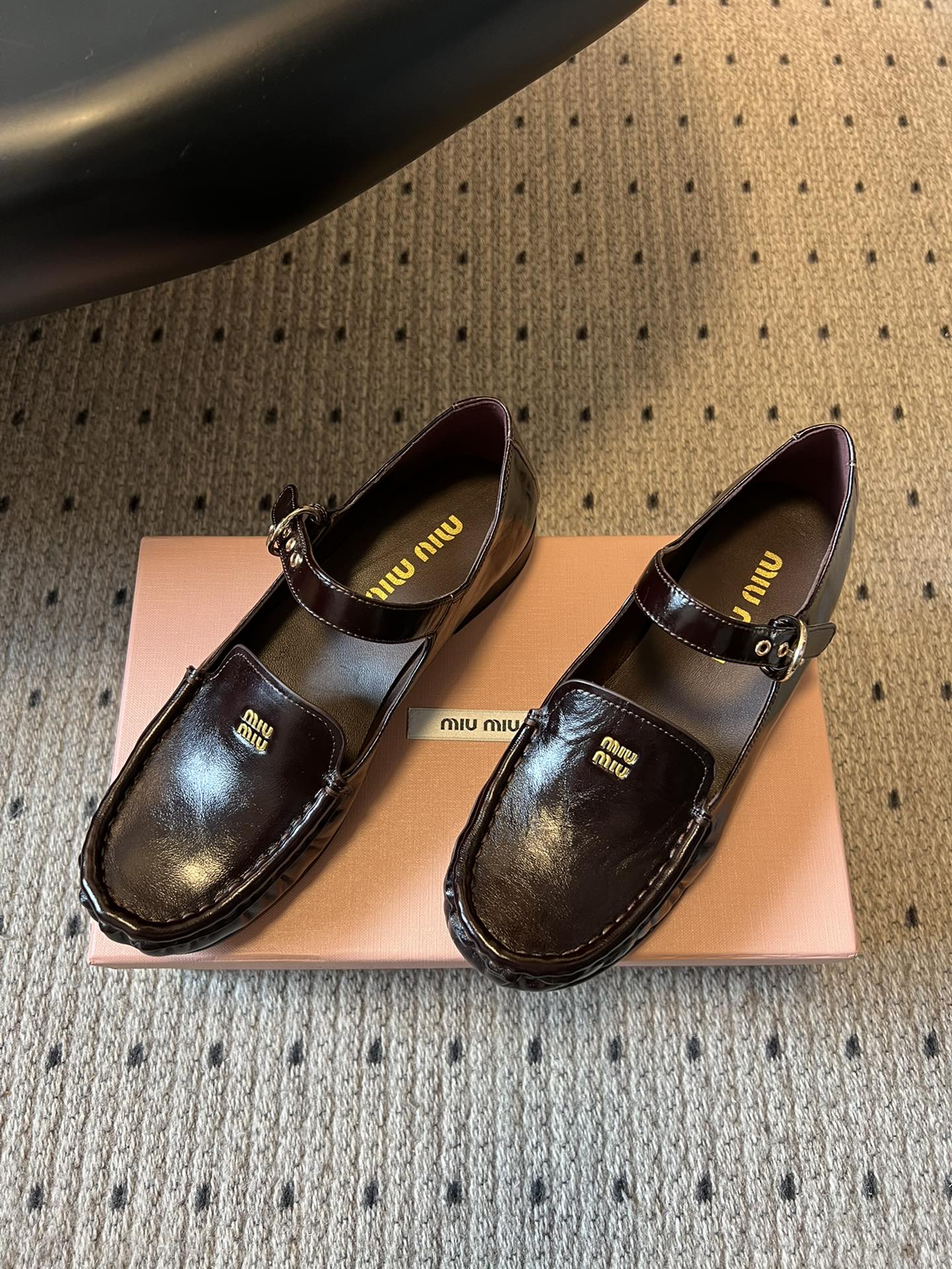 Miu Mi*复古学院风玛丽珍乐福鞋玛丽珍鞋结合了玛丽珍的搭扣设计和乐福鞋的慵懒感，自带复古学院风，又有