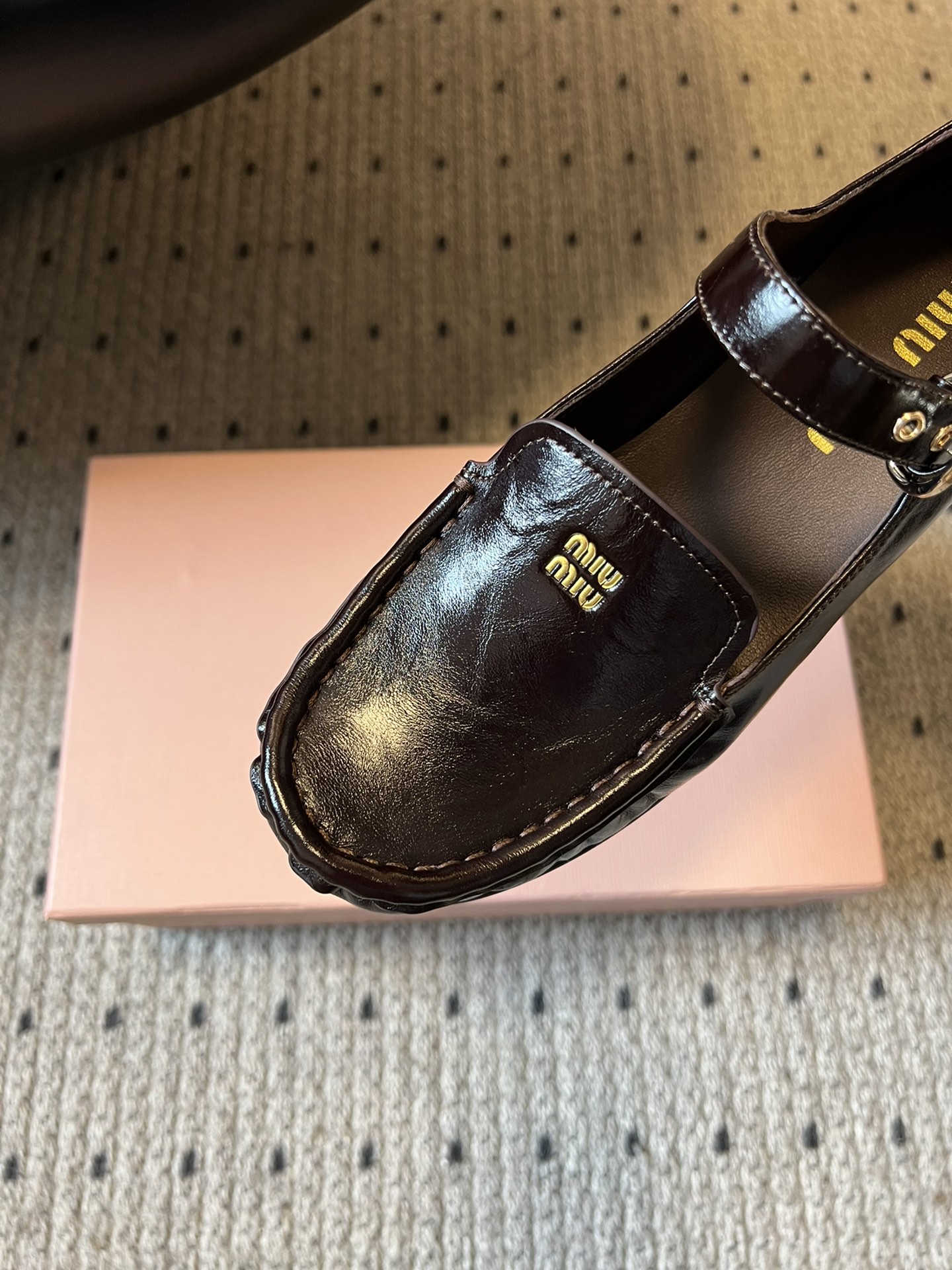 Miu Mi*复古学院风玛丽珍乐福鞋玛丽珍鞋结合了玛丽珍的搭扣设计和乐福鞋的慵懒感，自带复古学院风，又有