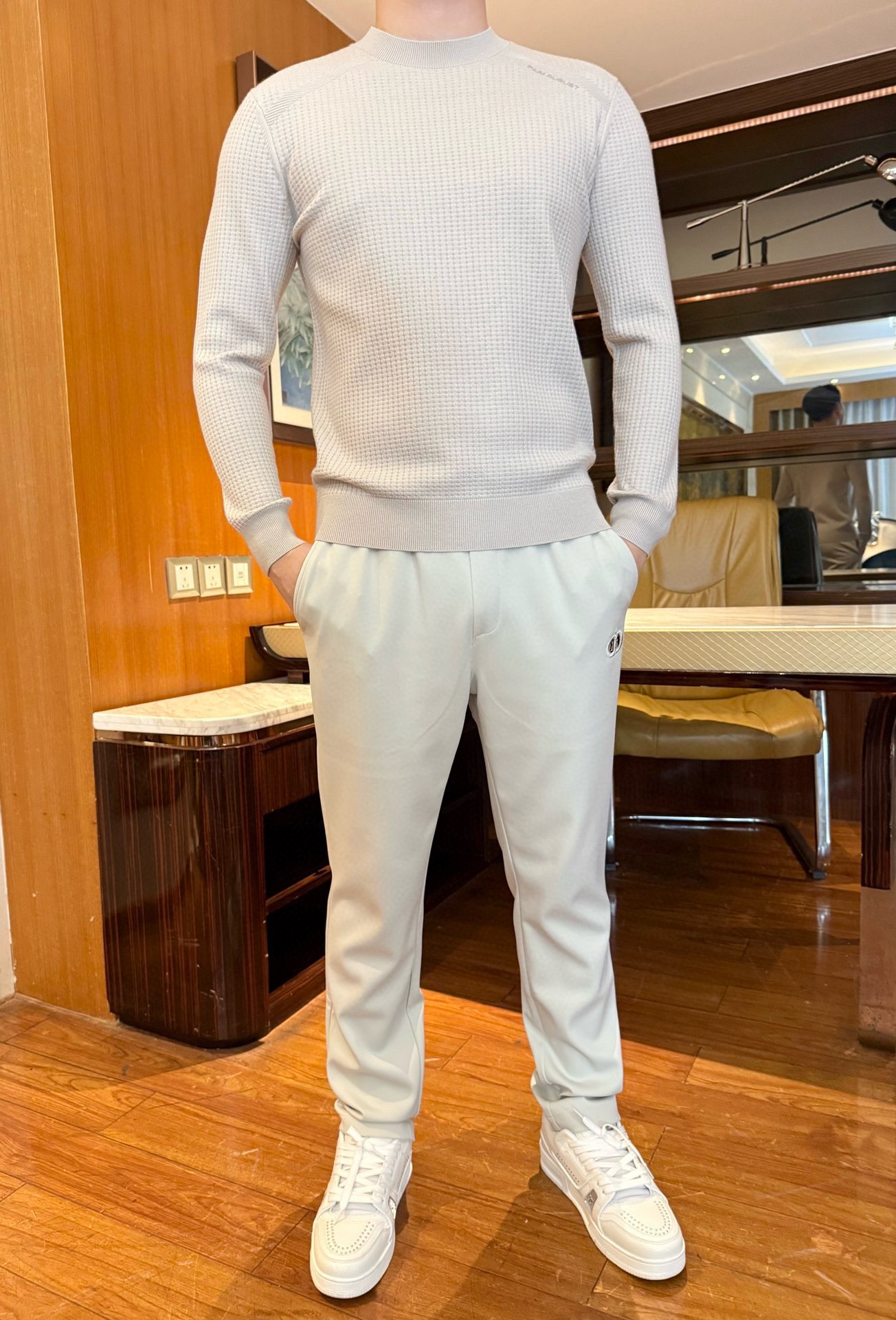 NO:596134,Ermenegildo Zegna-2025 The latest popular sweaters are shipped from the counters. The best-selling items in European and American counters!  Selected Italian imported wool recycled fiber fabrics are soft and comfortable to the touch with the latest waffle design, simple and elegant. The upper body effect is great. Sizes 48-56 (model 180/140 wears 50, with Hong Kong Lane Crawford gift box packaging),,zegna,sweaters,alexander wang19860909杰尼亚-2025专柜最新爆款毛衣出货 欧美专柜热销单品！精选意大利进口羊毛再生纤维面料触感柔软舒适搭配最新的华夫格设计,简单大方 上身效果超赞.尺码48-56（模特180/140穿50,配香港连卡佛礼盒包装）,,zegna,sweaters,alexander wang,Men's clothing