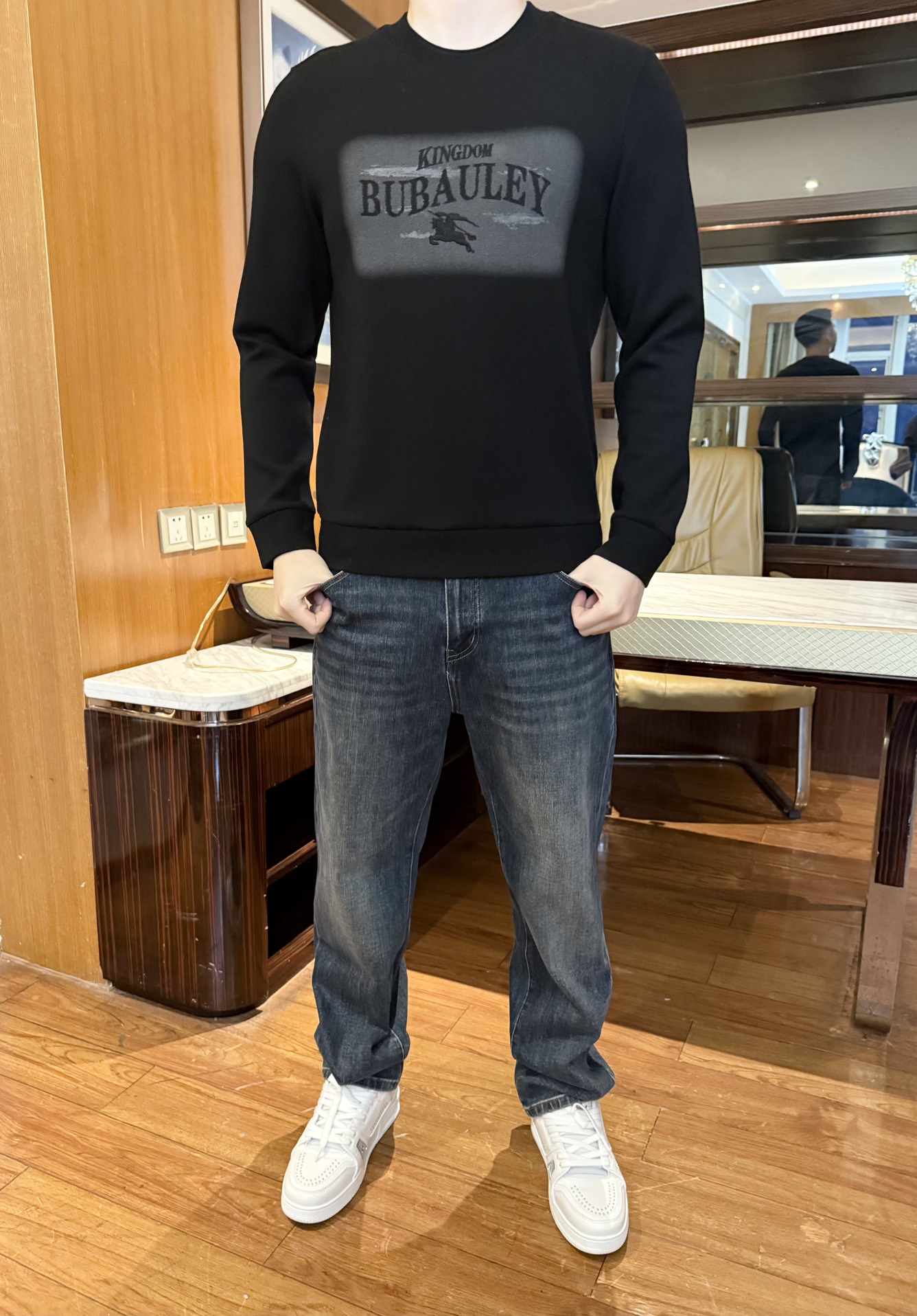 NO:596137,Burberry-2025 new sweatshirt!  Made of modal cashmere blended fabric, the inner layer is warm and skin-friendly like a 'small heater', and the outer layer is smooth and anti-wrinkle, keeping warm and worry-free in autumn and winter. The combination of black bottom + distressed print has a retro street feel; the combination of letters + knight pattern is low-key and detailed, not exaggerated but can be worn easily, and can easily capture the 'light trend'. The slightly loose H-shaped tailoring can be used both  It hides the small shortcomings of belly and shoulder width without looking bloated and dragging. Whether you are slightly fat or thin, you can wear it to make you feel loose ~ size 48-56 (model 180/140 wears 50, comes with Hong Kong Lane Crawford gift box packaging), burberry, hoodie, sweatshirts, alexander  wang19860909巴宝莉-2025新款卫衣！采用莫代尔山羊绒混纺面料,内层暖糯亲肤像裹了层“小暖炉”,外层平滑抗皱,秋冬穿保暖又省心~黑底+做旧印花的组合,自带复古街头感；字母+骑士图案的搭配低调有细节,不浮夸但能穿出辨识度,轻松拿捏“轻潮风”.微宽松的H型剪裁,既能藏住肚腩、肩宽的小缺点,又不会显得臃肿拖沓,不管是微胖还是瘦型身材都能穿出松弛感~码数48-56（模特180/140穿50,配香港连卡佛礼盒包装）,,burberry,hoodie,sweatshirts,alexander wang,Men's clothing