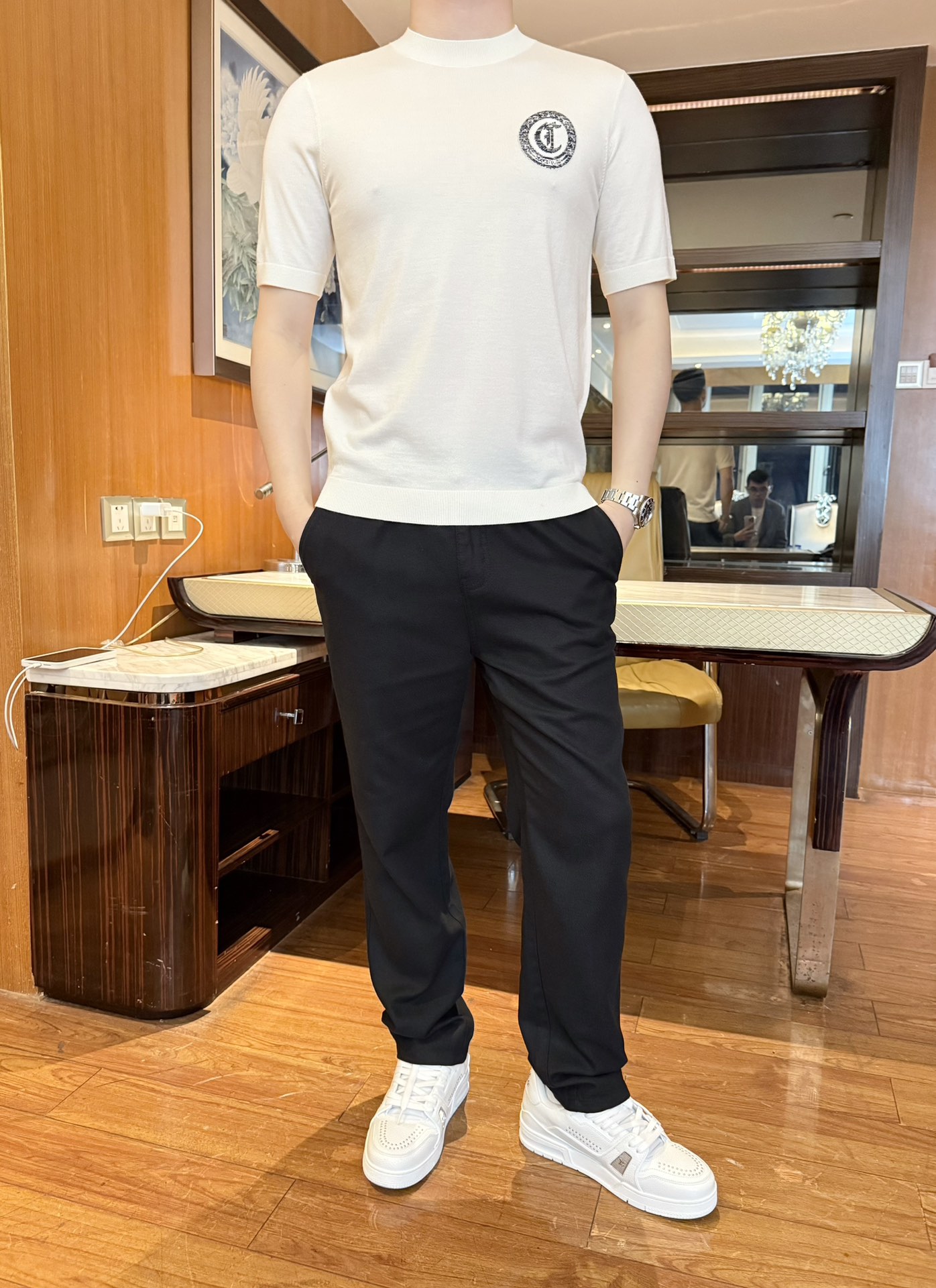 NO:596140,Crow Heart-2025 new round neck T-shirt!  It is made of wool and cashmere fabric, which feels soft and silky, and sticks to the skin without sweating. It has the texture of cashmere and the freshness of short sleeves. It is not easy to deform or snag when worn for a long time. It is super worry-free to take care of. It has an off-white background and dark logo embroidery, which is simple yet luxurious with light luxury details.  , is not ostentatious but can enhance the sophistication of the outfit; the half-high collar design can also modify the neck line, making the face smaller and more elegant. The tailoring that fits the body shape can outline neat lines without constricting the body, which can highlight the body advantages without looking cramped, and is suitable for various body shapes!  Size 48-56 (model 180/140 wears 50, with Hong Kong Lane Crawford gift box packaging), chrome hearts, T-shirt, tees, t-shirt, alexander wang19860909克罗心-2025新款圆领T恤！采用羊毛羊绒面料,触感软滑如丝,贴肤不闷汗,既有羊绒的质感又兼顾了短袖的清爽,久穿不易变形、不易勾丝,打理超省心~米白色底色+暗纹Logo刺绣,简约中带轻奢细节,不张扬但能提升穿搭精致度；半高领设计还能修饰颈部线条,显脸小又显气质.贴合身形的剪裁,能勾勒利落线条但不勒身,既能凸显身材优势,又不会显得局促,适配各种身形！码数48-56（模特180/140穿50,配香港连卡佛礼盒包装）,,chrome hearts,T-shirt,tees，t-shirt,alexander wang,Men's clothing