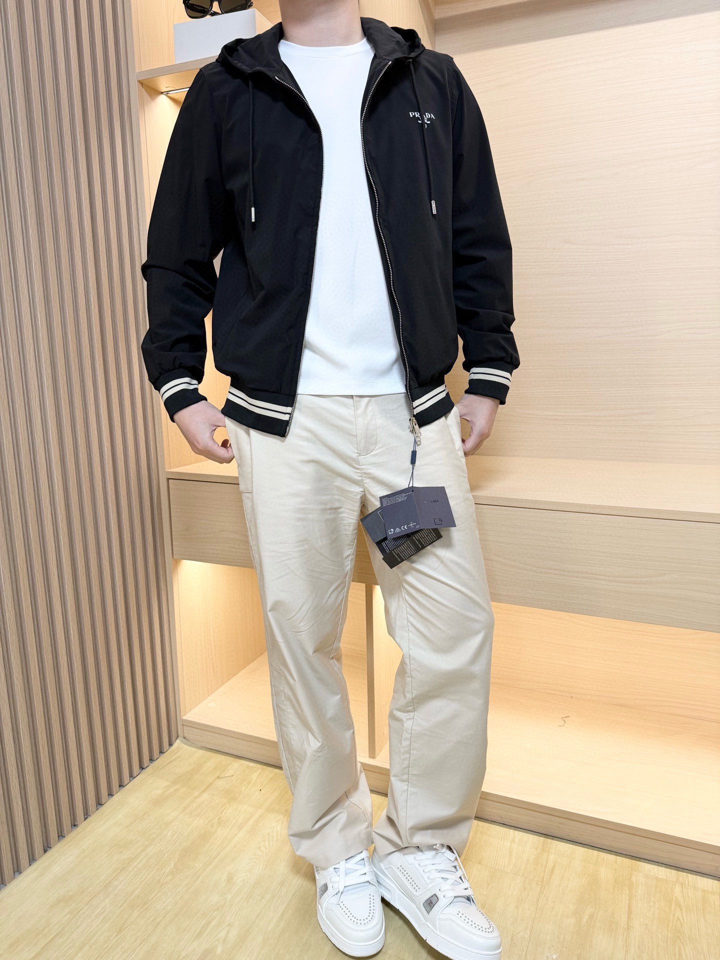 NO:596100,Prada-2025 latest popular jackets are shipped from counters, and are available simultaneously at European and American counters!  Selected high-quality polyester fabrics imported from Italy are matched with simple and fashionable designs, neat workmanship, and the chest logo is low-key and eye-catching!  Complete with three standards, perfect goods from trading company, a must-have for high-end people!  Size 48-56 (model 180/140 wears 50, comes with Hong Kong Lane Crawford gift box packaging), prada, jackets & coats, alexander wang19860909普拉达-2025专柜最新爆款外套出货 欧美专柜同步发售！精选意大利进口高品质聚酯纤维面料搭配简约时尚的设计,做工工整,胸口标志低调又醒目！三标齐全,贸易公司完美货品,高端人士必备！尺码48-56(模特180/140穿50,配香港连卡佛礼盒包装）,,prada,jackets & coats,alexander wang,Men's clothing