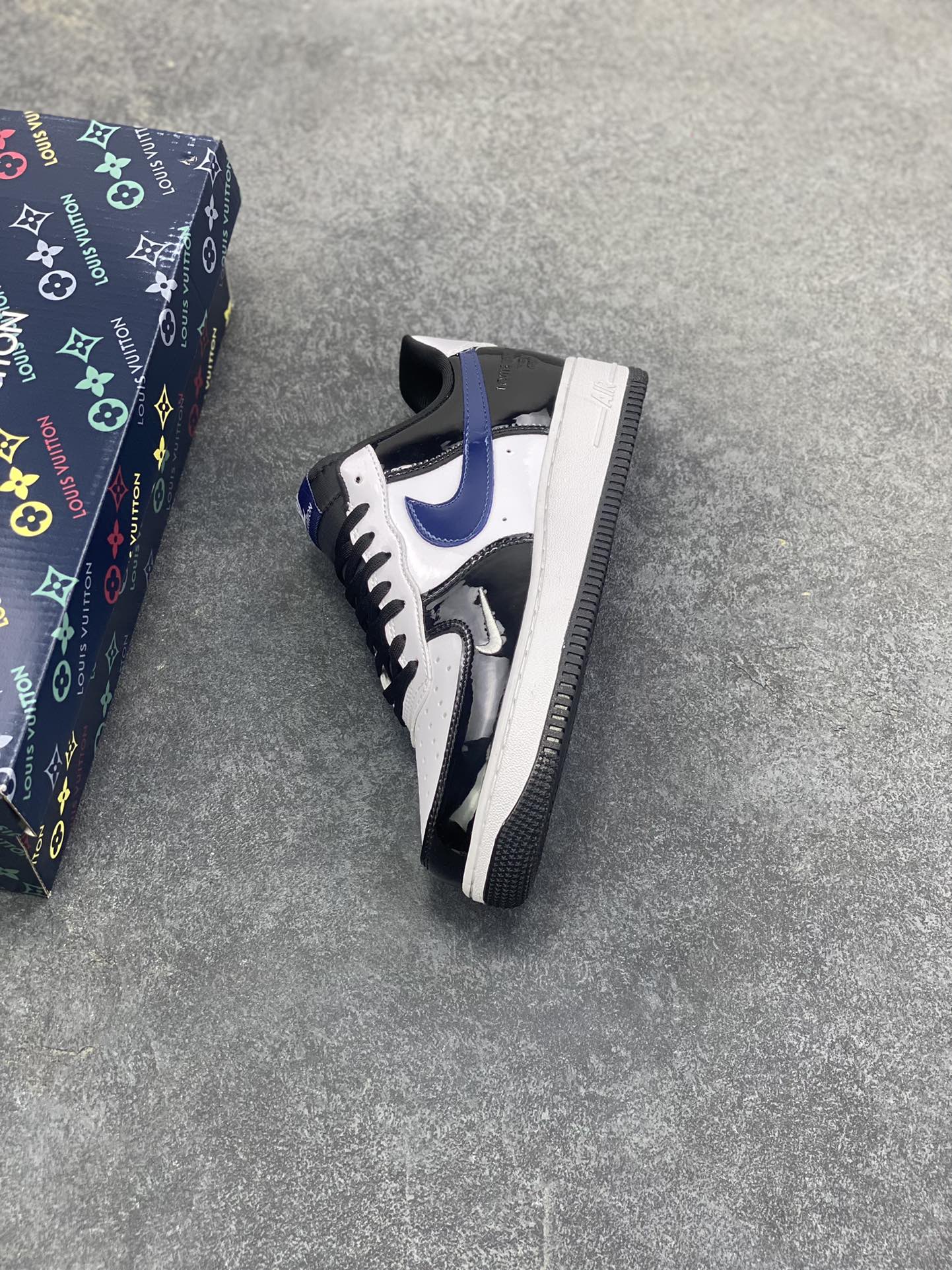 图片[7]-高端定制Nike Air Force 1 \’07 Low “LV联名—黑白蓝”以 Air Force 1 经典鞋型为基底，黑白蓝三色漆皮拼接，光泽感拉满，在光线流转间尽展高级质感。标志性的 Nike Swoosh 以深邃蓝调呈现，鞋身侧面暗藏 LV 品牌印记，细节处满是联名的诚意。更有 LV 金属铭牌挂饰点缀鞋身，高端定制 低帮休闲板鞋 定制鞋盒 大厂纯原品质出货 超高清洁度 皮料切割干净无任何毛边 细节完美 货号：DF0188-101 尺码：36 36.5 37.5 38 38.5 39 40 40.5 41 42 42.5 43 44 44.5 45-选品中心