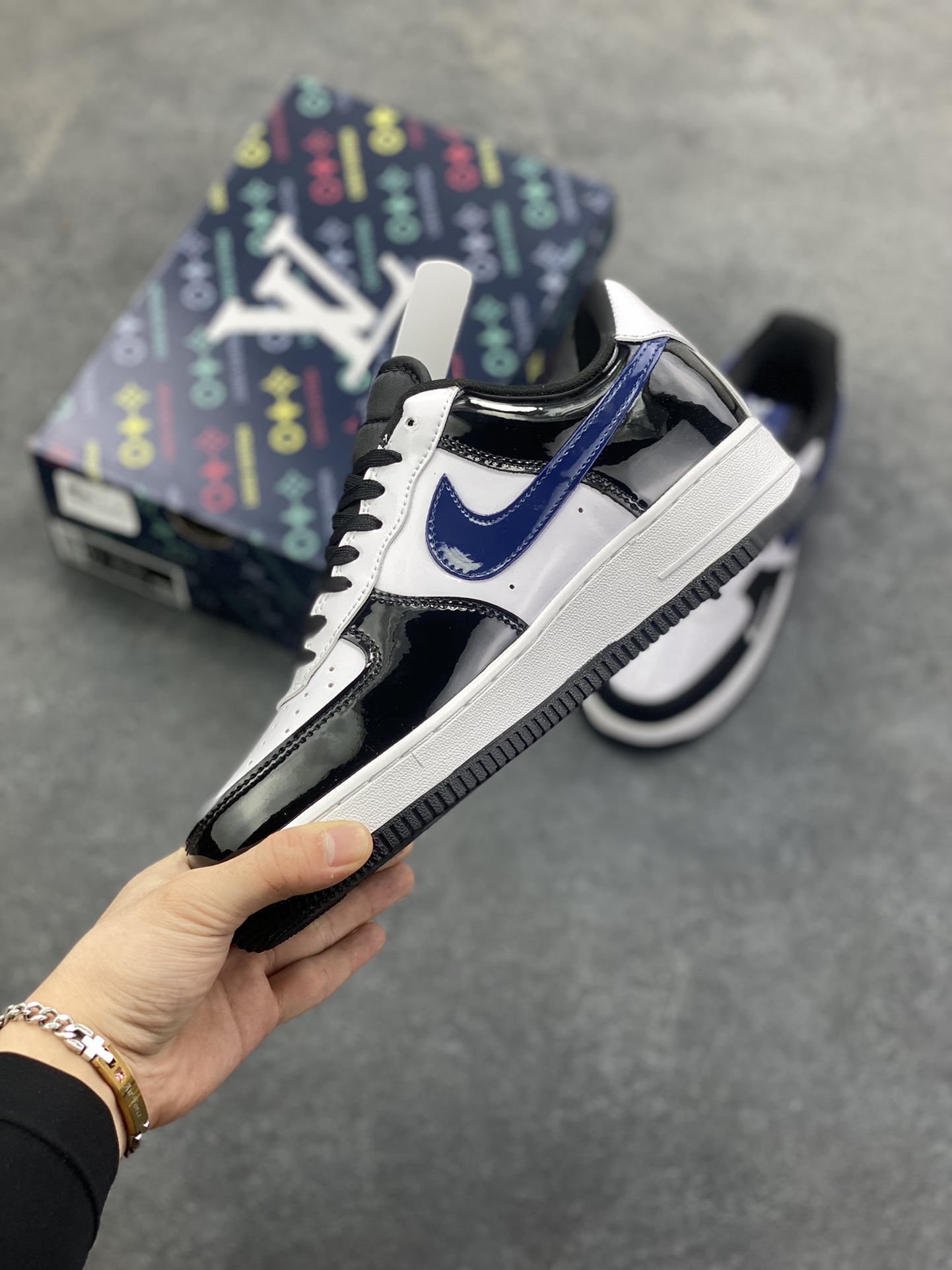 图片[3]-高端定制Nike Air Force 1 \’07 Low “LV联名—黑白蓝”以 Air Force 1 经典鞋型为基底，黑白蓝三色漆皮拼接，光泽感拉满，在光线流转间尽展高级质感。标志性的 Nike Swoosh 以深邃蓝调呈现，鞋身侧面暗藏 LV 品牌印记，细节处满是联名的诚意。更有 LV 金属铭牌挂饰点缀鞋身，高端定制 低帮休闲板鞋 定制鞋盒 大厂纯原品质出货 超高清洁度 皮料切割干净无任何毛边 细节完美 货号：DF0188-101 尺码：36 36.5 37.5 38 38.5 39 40 40.5 41 42 42.5 43 44 44.5 45-选品中心