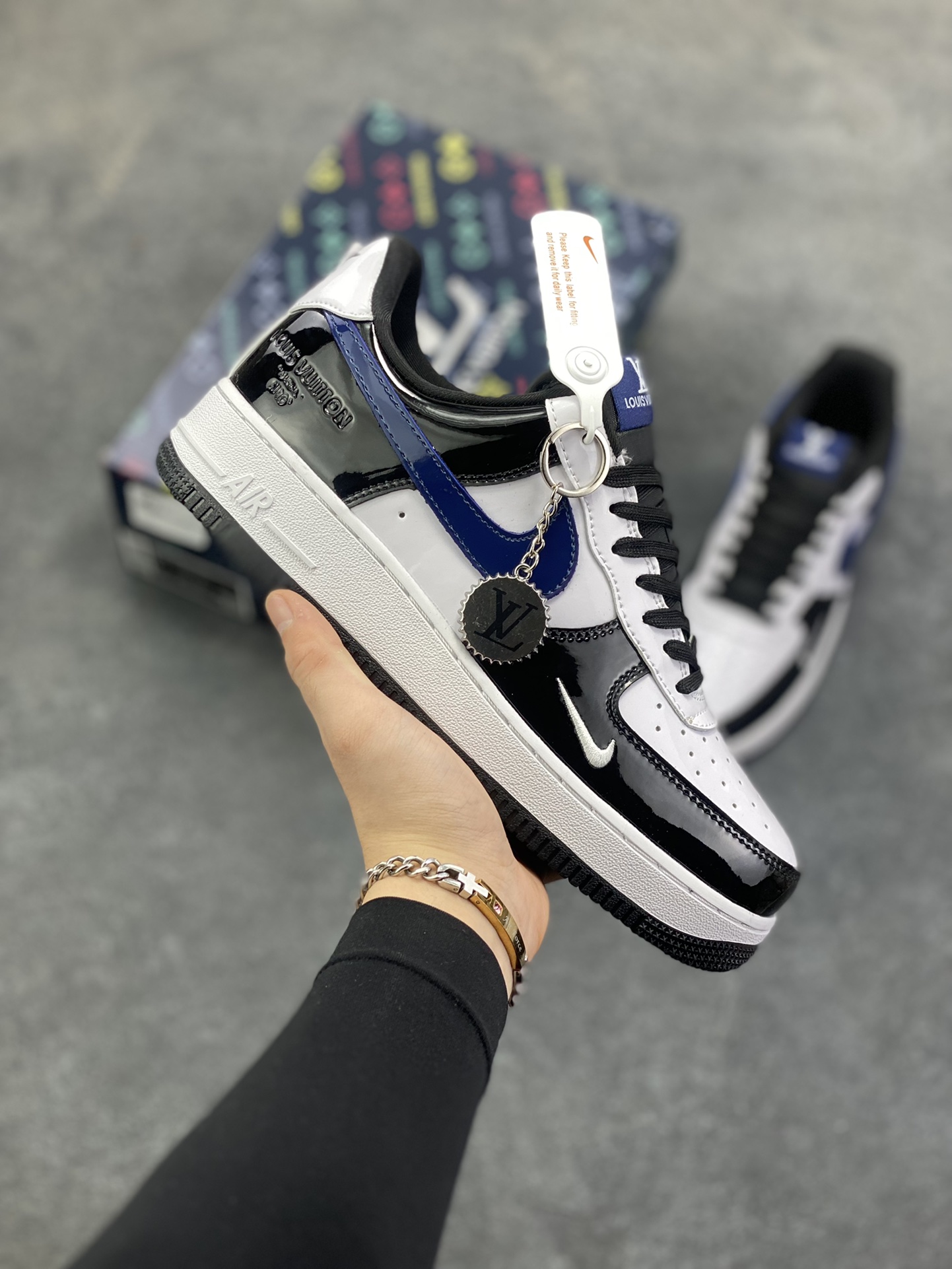 高端定制Nike Air Force 1 \'07 Low “LV联名---黑白蓝”以 Air Force 1 经典鞋型为基底，黑白蓝三色漆皮拼接，光泽感拉满，在光线流转间尽展高级质感。标志性的 Nike Swoosh 以深邃蓝调呈现，鞋身侧面暗藏 LV 品牌印记，细节处满是联名的诚意。更有 LV 金属铭牌挂饰点缀鞋身，高端定制 低帮休闲板鞋 定制鞋盒 大厂纯原品质出货 超高清洁度 皮料切割干净无任何毛边 细节完美 货号：DF0188-101 尺码：36 36.5 37.5 38 38.5 39 40 40.5 41 42 42.5 43 44 44.5 45-选品中心