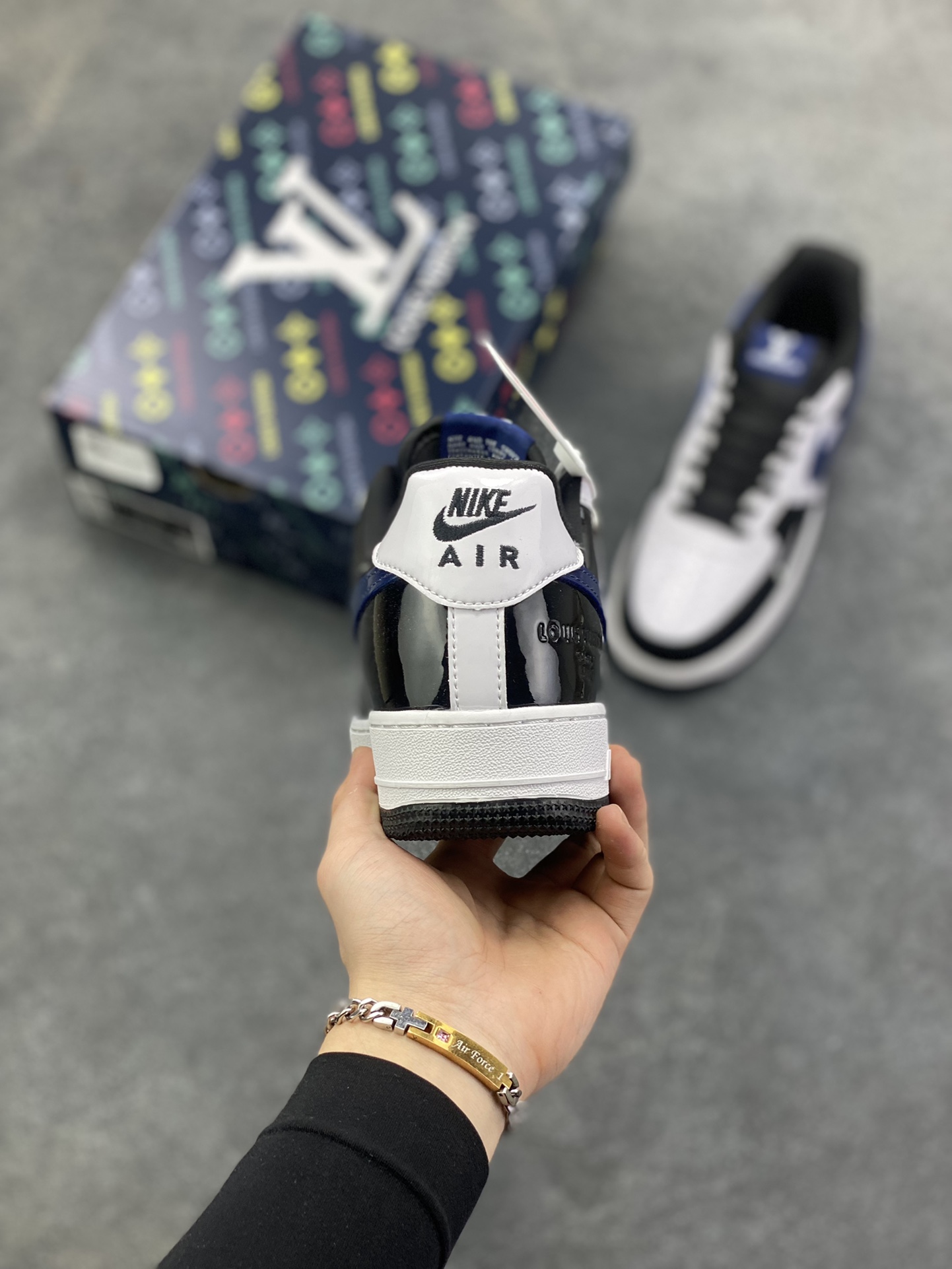 图片[4]-高端定制Nike Air Force 1 \’07 Low “LV联名—黑白蓝”以 Air Force 1 经典鞋型为基底，黑白蓝三色漆皮拼接，光泽感拉满，在光线流转间尽展高级质感。标志性的 Nike Swoosh 以深邃蓝调呈现，鞋身侧面暗藏 LV 品牌印记，细节处满是联名的诚意。更有 LV 金属铭牌挂饰点缀鞋身，高端定制 低帮休闲板鞋 定制鞋盒 大厂纯原品质出货 超高清洁度 皮料切割干净无任何毛边 细节完美 货号：DF0188-101 尺码：36 36.5 37.5 38 38.5 39 40 40.5 41 42 42.5 43 44 44.5 45-选品中心