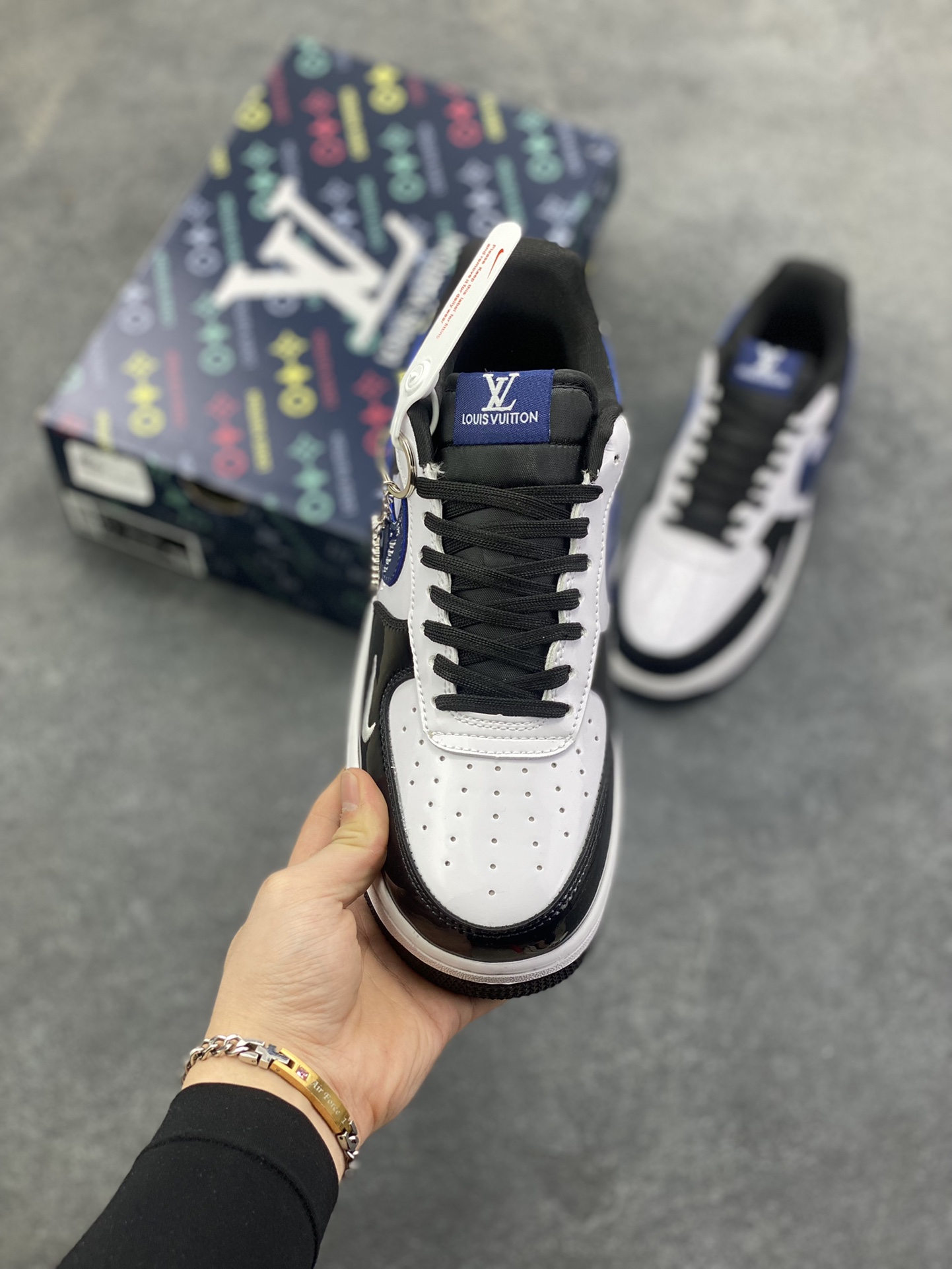 图片[2]-高端定制Nike Air Force 1 \’07 Low “LV联名—黑白蓝”以 Air Force 1 经典鞋型为基底，黑白蓝三色漆皮拼接，光泽感拉满，在光线流转间尽展高级质感。标志性的 Nike Swoosh 以深邃蓝调呈现，鞋身侧面暗藏 LV 品牌印记，细节处满是联名的诚意。更有 LV 金属铭牌挂饰点缀鞋身，高端定制 低帮休闲板鞋 定制鞋盒 大厂纯原品质出货 超高清洁度 皮料切割干净无任何毛边 细节完美 货号：DF0188-101 尺码：36 36.5 37.5 38 38.5 39 40 40.5 41 42 42.5 43 44 44.5 45-选品中心