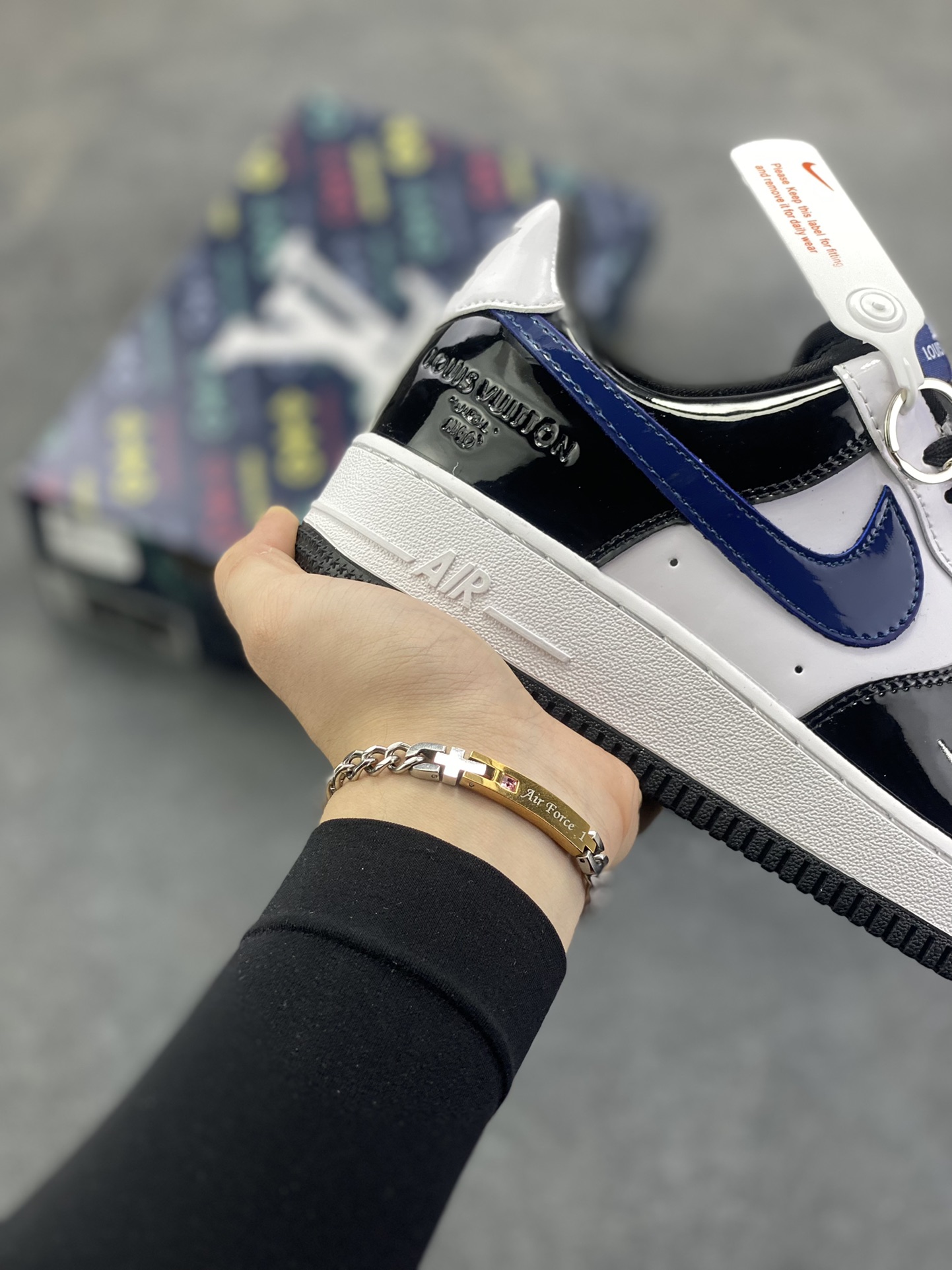 图片[6]-高端定制Nike Air Force 1 \’07 Low “LV联名—黑白蓝”以 Air Force 1 经典鞋型为基底，黑白蓝三色漆皮拼接，光泽感拉满，在光线流转间尽展高级质感。标志性的 Nike Swoosh 以深邃蓝调呈现，鞋身侧面暗藏 LV 品牌印记，细节处满是联名的诚意。更有 LV 金属铭牌挂饰点缀鞋身，高端定制 低帮休闲板鞋 定制鞋盒 大厂纯原品质出货 超高清洁度 皮料切割干净无任何毛边 细节完美 货号：DF0188-101 尺码：36 36.5 37.5 38 38.5 39 40 40.5 41 42 42.5 43 44 44.5 45-选品中心