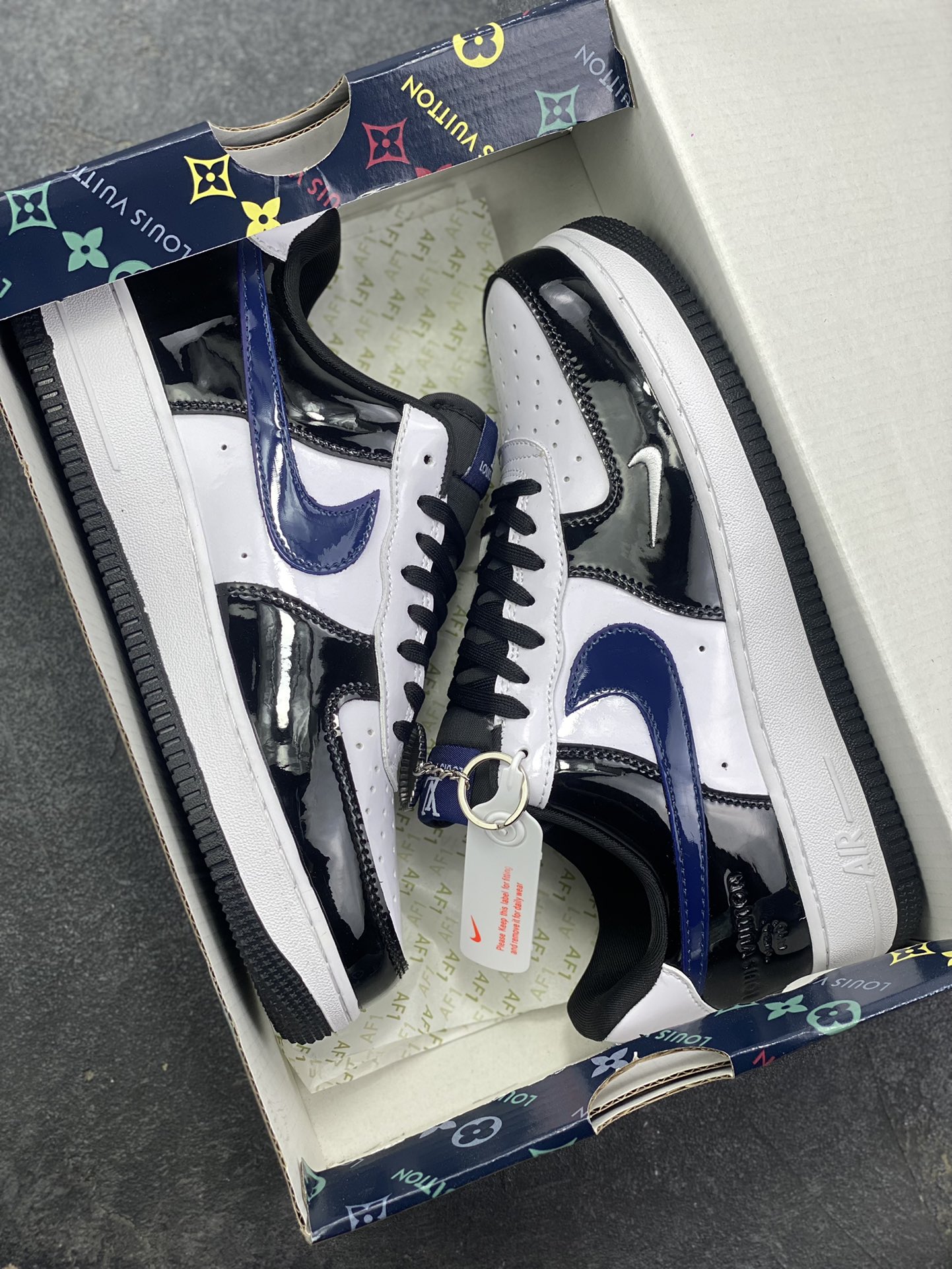 图片[9]-高端定制Nike Air Force 1 \’07 Low “LV联名—黑白蓝”以 Air Force 1 经典鞋型为基底，黑白蓝三色漆皮拼接，光泽感拉满，在光线流转间尽展高级质感。标志性的 Nike Swoosh 以深邃蓝调呈现，鞋身侧面暗藏 LV 品牌印记，细节处满是联名的诚意。更有 LV 金属铭牌挂饰点缀鞋身，高端定制 低帮休闲板鞋 定制鞋盒 大厂纯原品质出货 超高清洁度 皮料切割干净无任何毛边 细节完美 货号：DF0188-101 尺码：36 36.5 37.5 38 38.5 39 40 40.5 41 42 42.5 43 44 44.5 45-选品中心