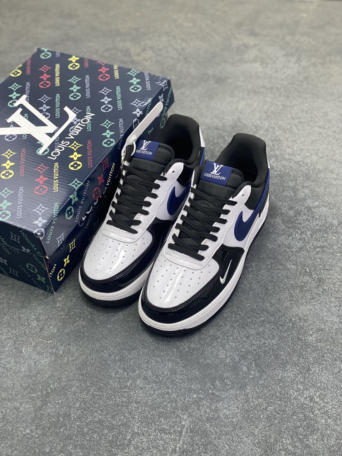 图片[8]-高端定制Nike Air Force 1 \’07 Low “LV联名—黑白蓝”以 Air Force 1 经典鞋型为基底，黑白蓝三色漆皮拼接，光泽感拉满，在光线流转间尽展高级质感。标志性的 Nike Swoosh 以深邃蓝调呈现，鞋身侧面暗藏 LV 品牌印记，细节处满是联名的诚意。更有 LV 金属铭牌挂饰点缀鞋身，高端定制 低帮休闲板鞋 定制鞋盒 大厂纯原品质出货 超高清洁度 皮料切割干净无任何毛边 细节完美 货号：DF0188-101 尺码：36 36.5 37.5 38 38.5 39 40 40.5 41 42 42.5 43 44 44.5 45-选品中心