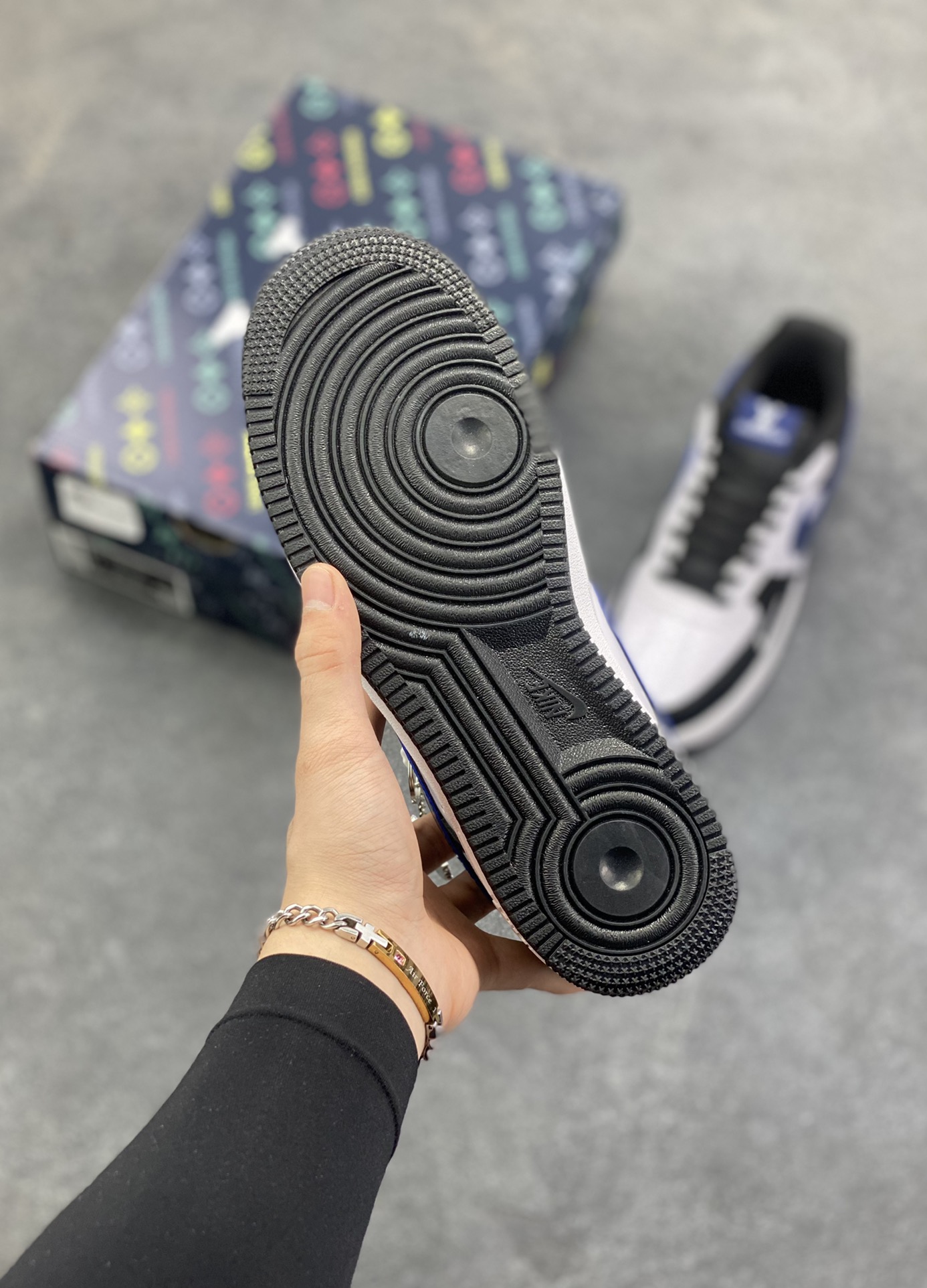图片[5]-高端定制Nike Air Force 1 \’07 Low “LV联名—黑白蓝”以 Air Force 1 经典鞋型为基底，黑白蓝三色漆皮拼接，光泽感拉满，在光线流转间尽展高级质感。标志性的 Nike Swoosh 以深邃蓝调呈现，鞋身侧面暗藏 LV 品牌印记，细节处满是联名的诚意。更有 LV 金属铭牌挂饰点缀鞋身，高端定制 低帮休闲板鞋 定制鞋盒 大厂纯原品质出货 超高清洁度 皮料切割干净无任何毛边 细节完美 货号：DF0188-101 尺码：36 36.5 37.5 38 38.5 39 40 40.5 41 42 42.5 43 44 44.5 45-选品中心